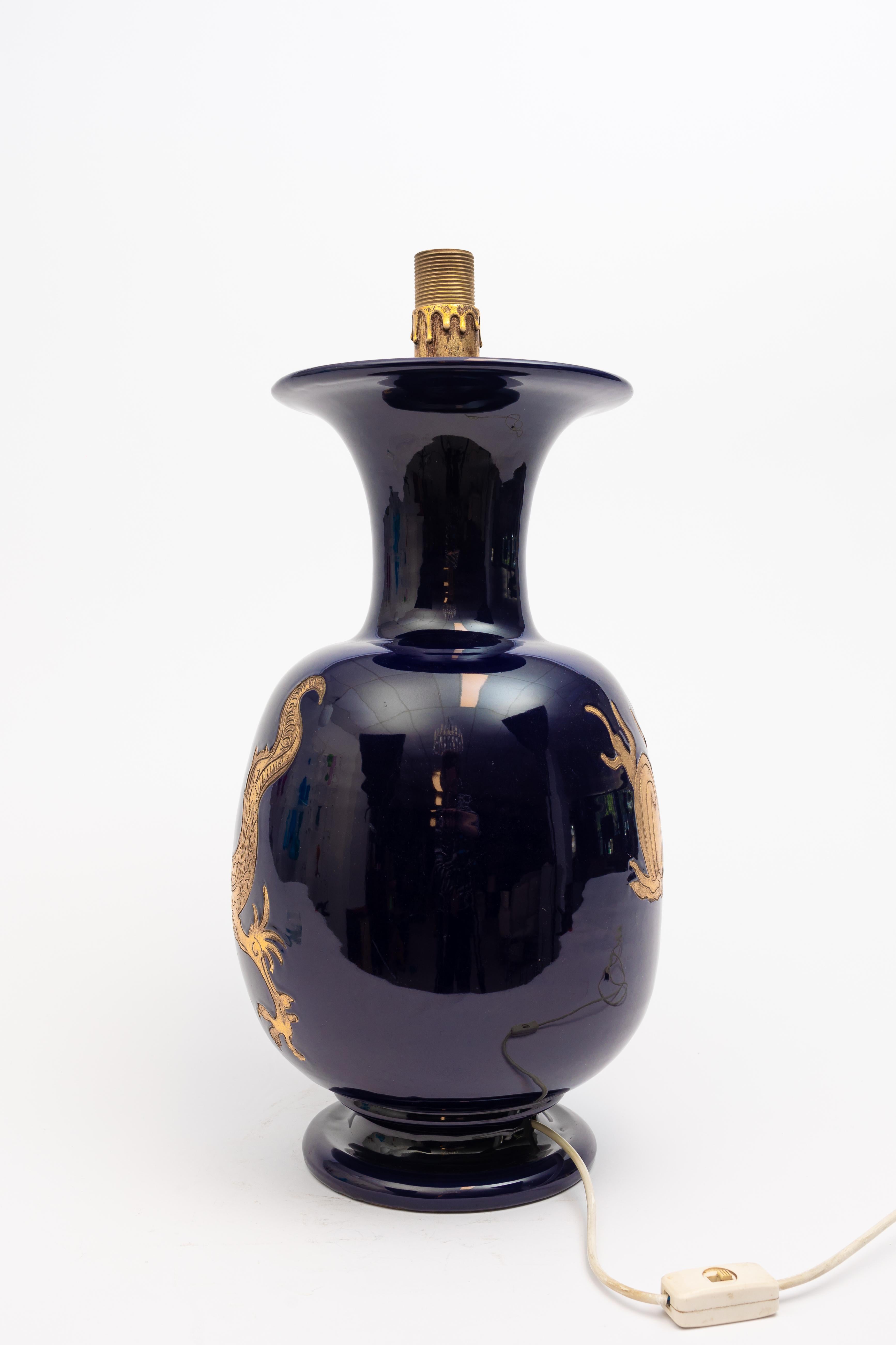 Cineserie Ugo Zaccagnini: monumentale lampada da tavolo in ceramica/majolica con drago italiano in vendita