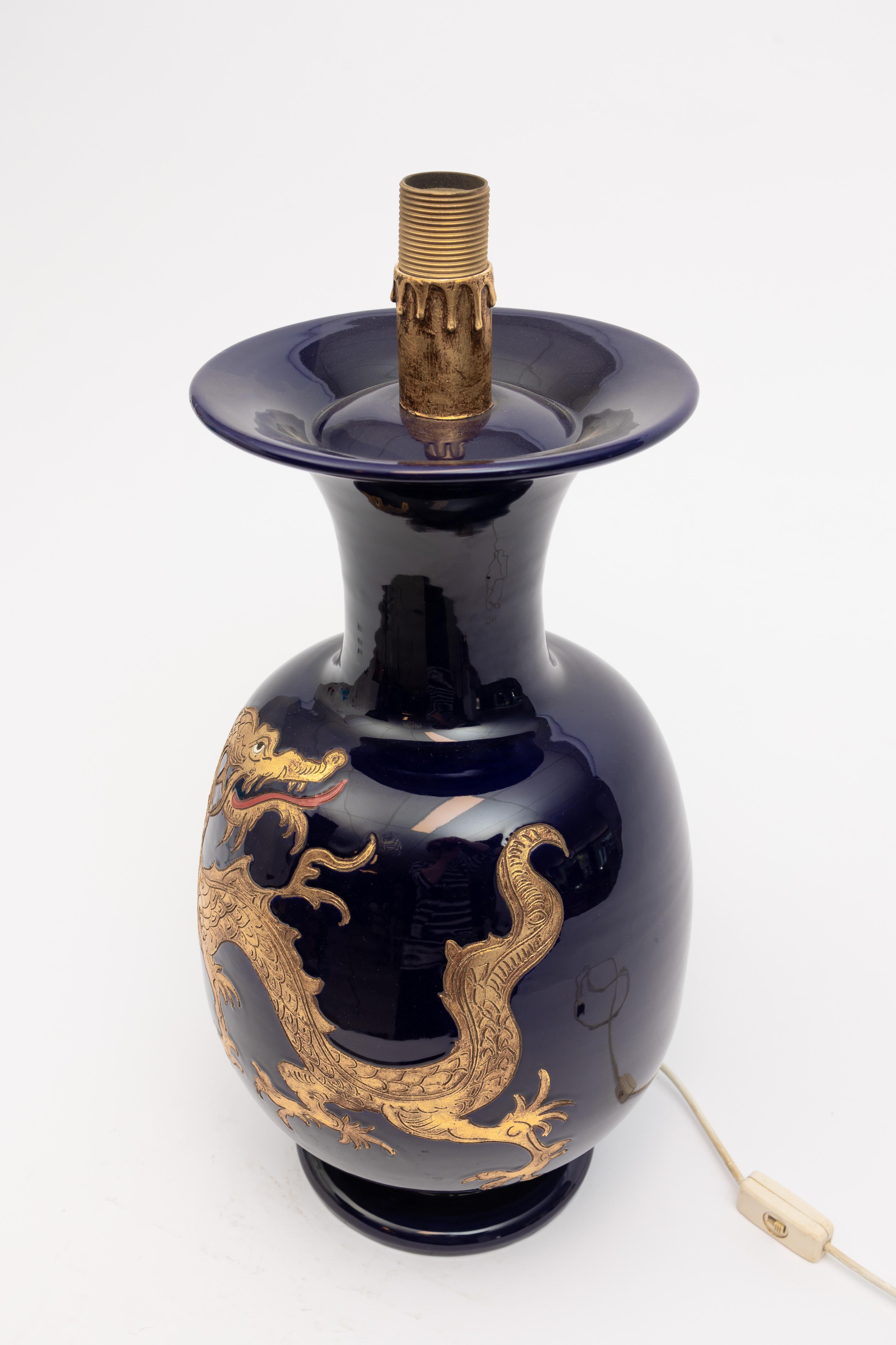 Italiano Ugo Zaccagnini: monumentale lampada da tavolo in ceramica/majolica con drago italiano in vendita