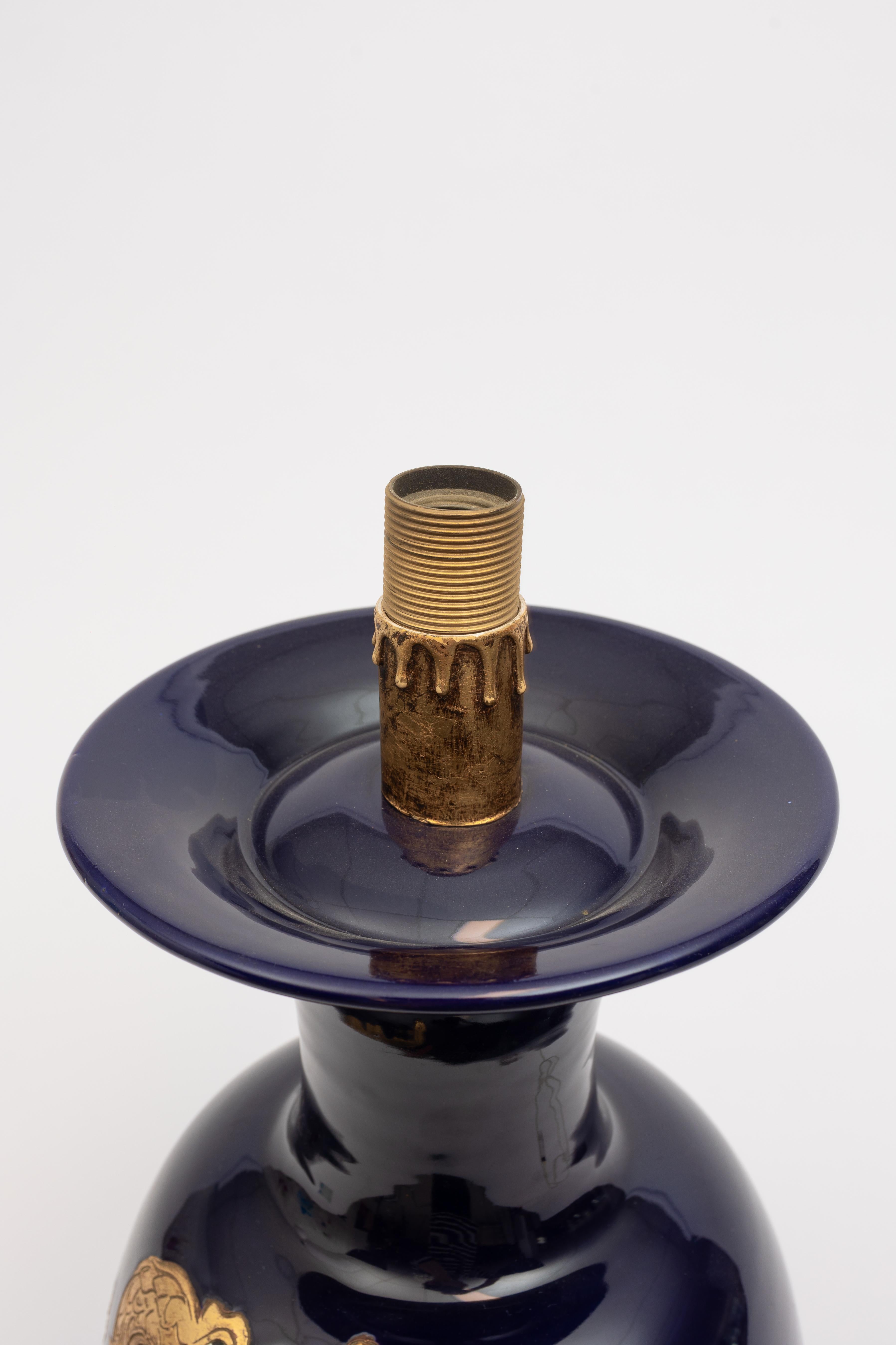 Stampato Ugo Zaccagnini: monumentale lampada da tavolo in ceramica/majolica con drago italiano in vendita