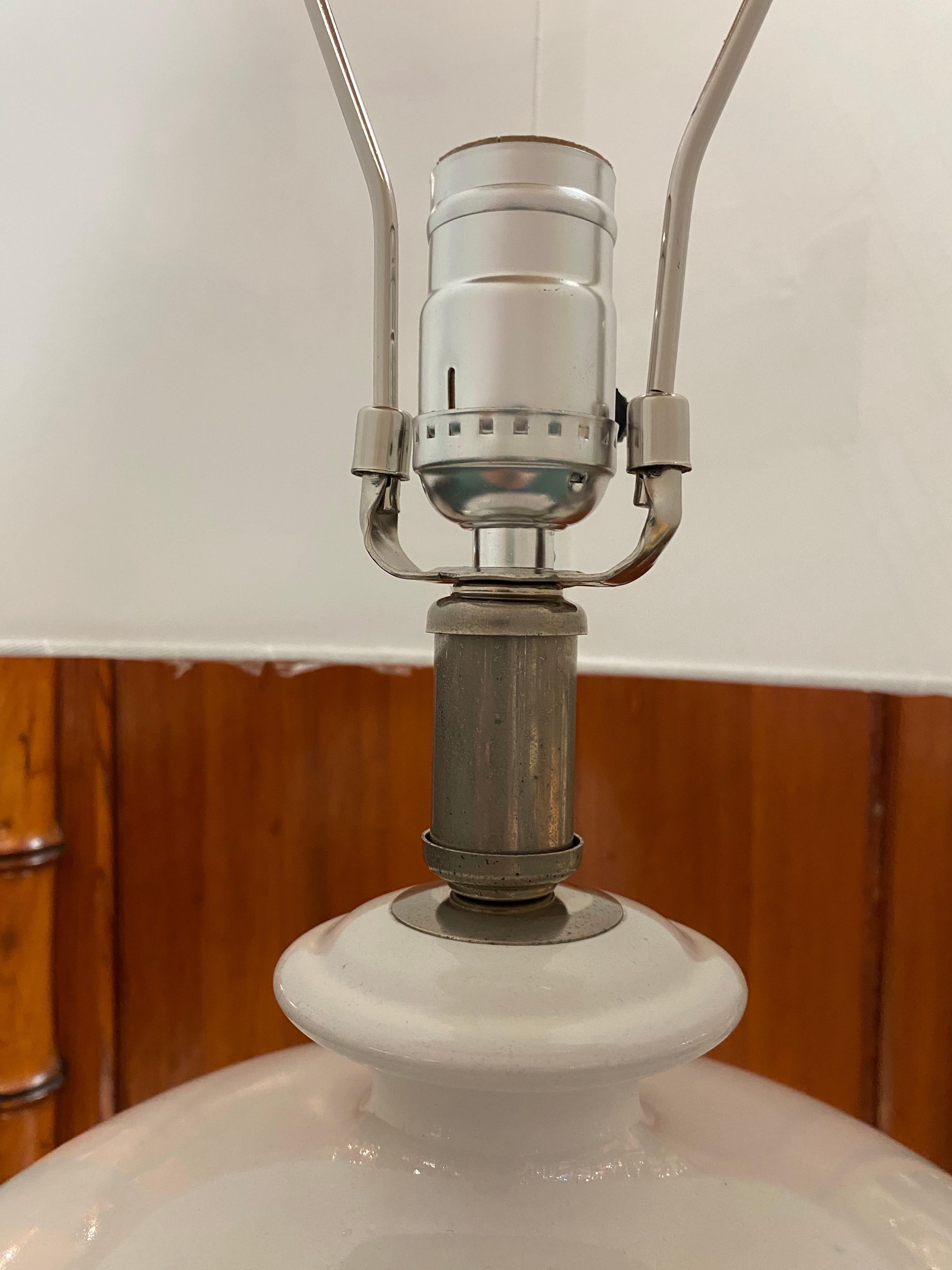 Ugo Zaccagnini de Italia 1950 / 1960 Lámpara de sobremesa globo de cerámica blanca en venta 9