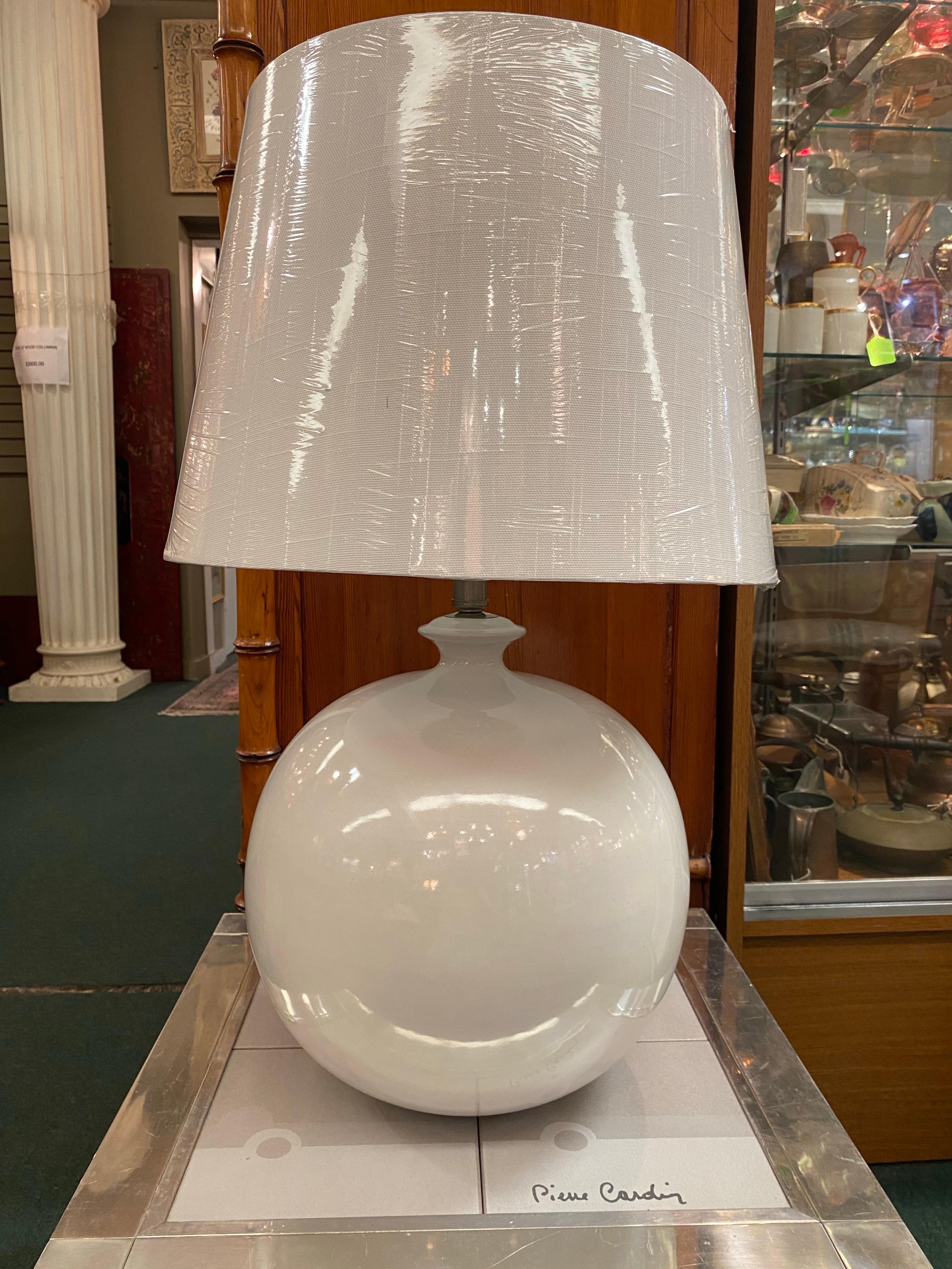 Ugo Zaccagnini de Italia 1950 / 1960 Lámpara de sobremesa globo de cerámica blanca Italiano en venta