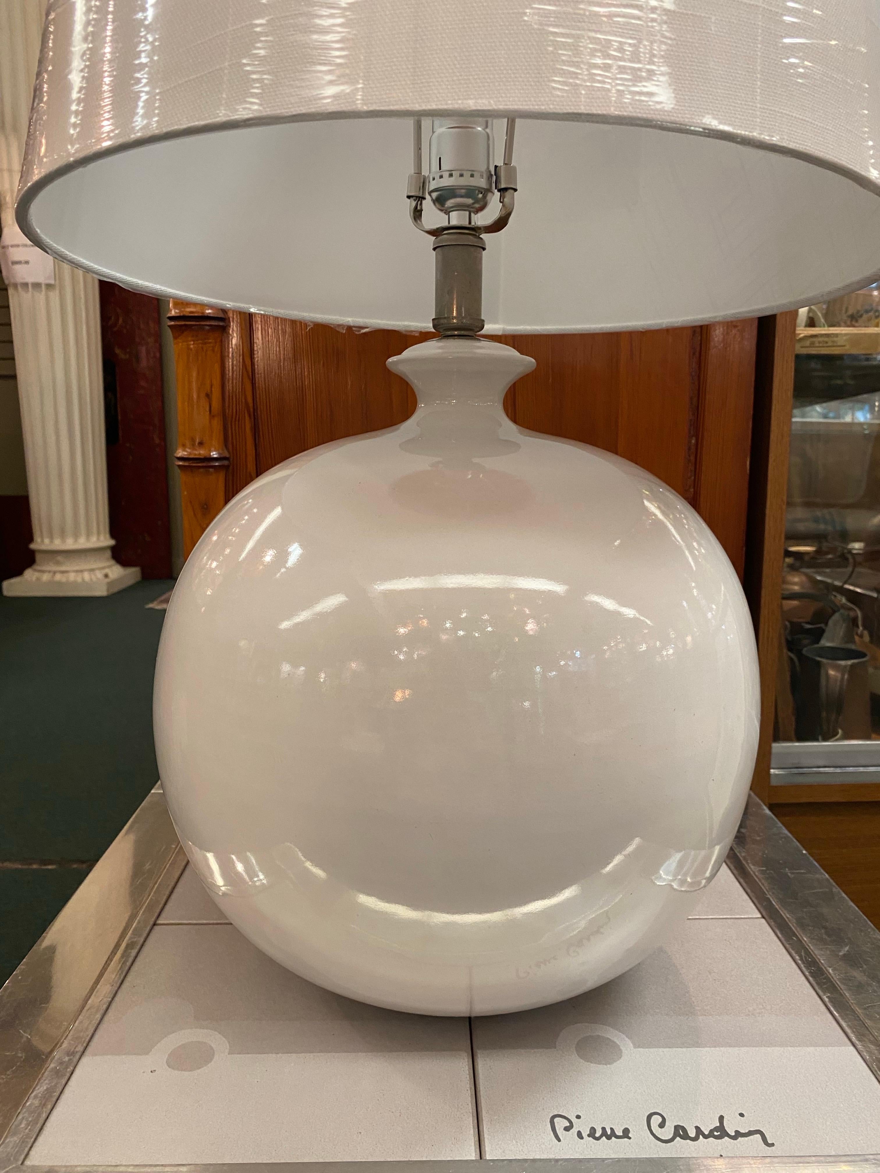 Ugo Zaccagnini de Italia 1950 / 1960 Lámpara de sobremesa globo de cerámica blanca en Bueno estado para la venta en Montclair, NY