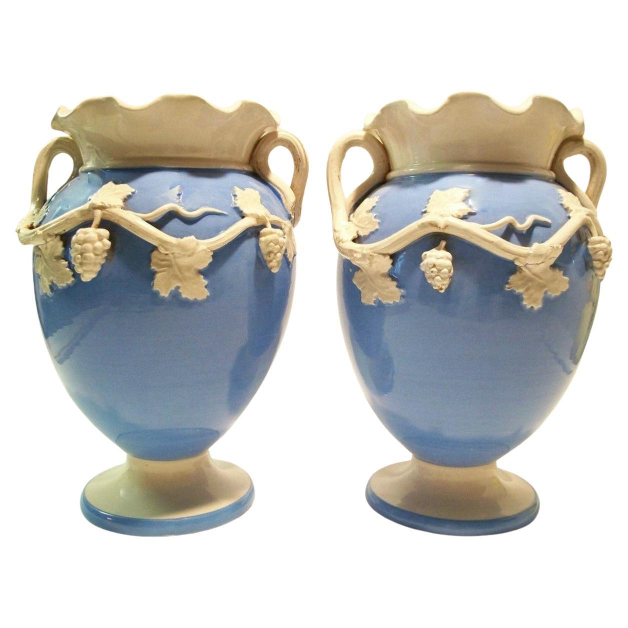 UGO ZACCAGNINI, paire de vases en majolique de studio italien, milieu du XXe siècle en vente