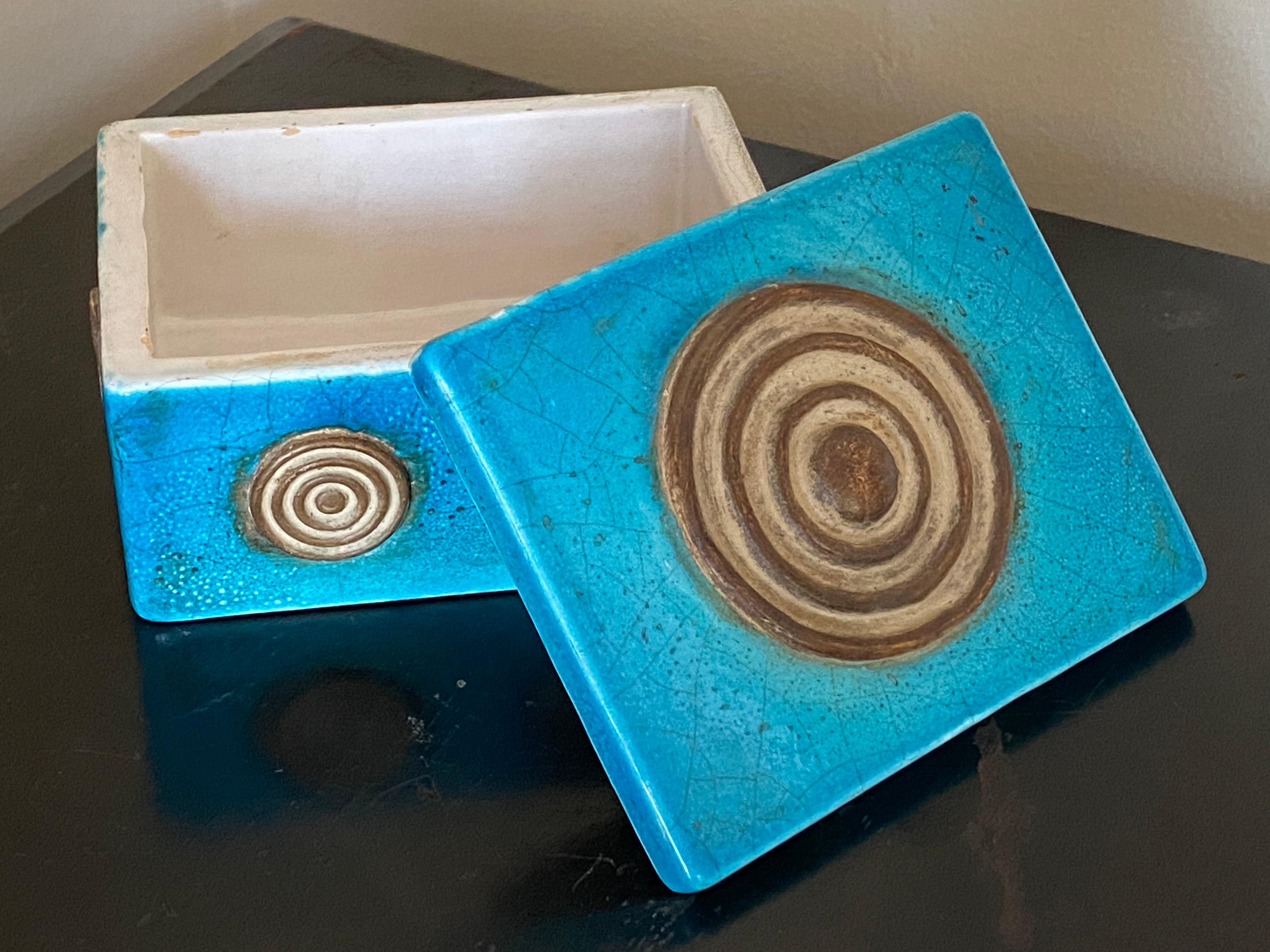 Ugo Zaccagnini Caja de cerámica azul egipcia turquesa con motivo de diana Al fuego en venta