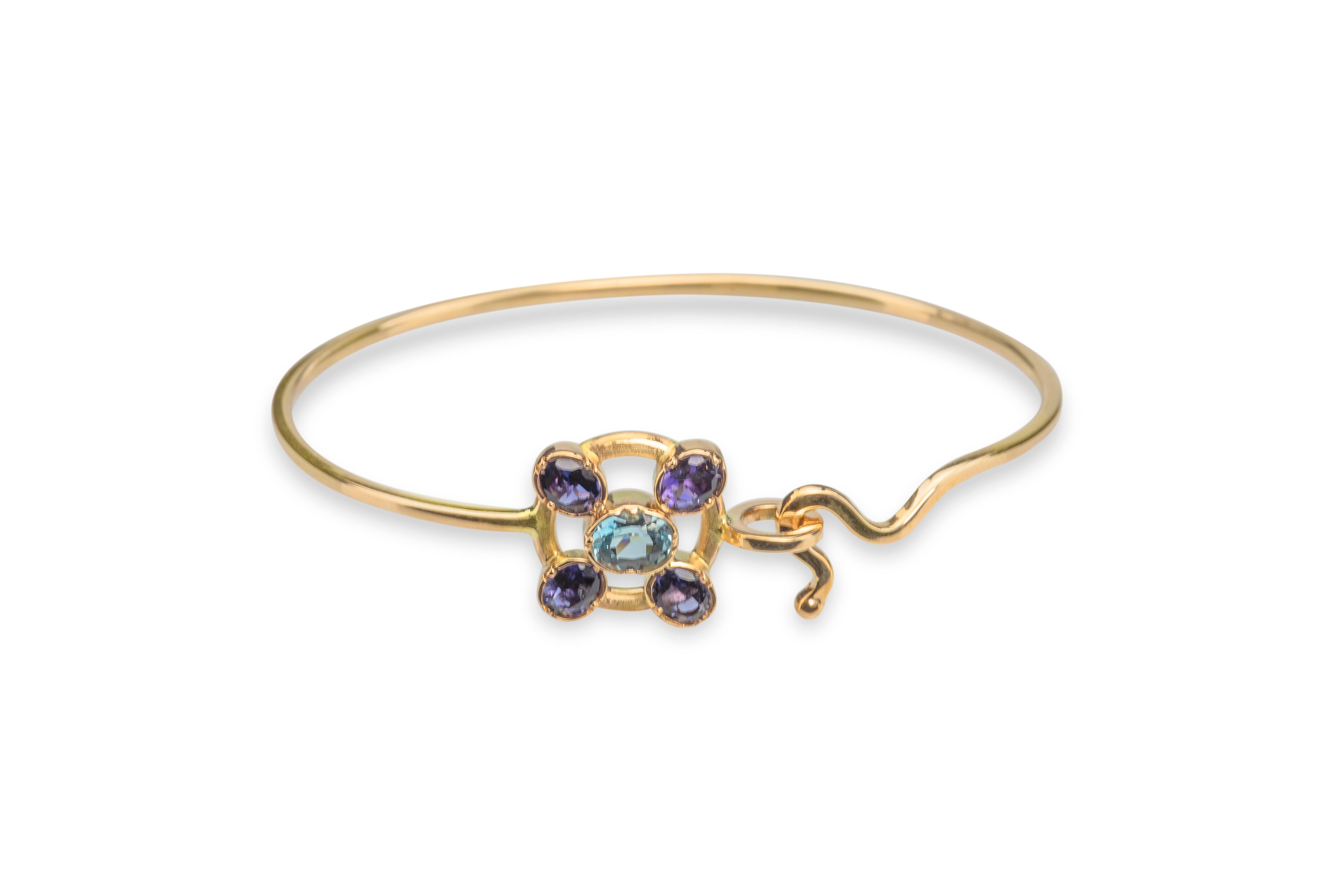 Art Deco  18K Gold Blue Sapphires Aquamarine Twisted Bangle Modern Flower Design Bracelet For Sale
