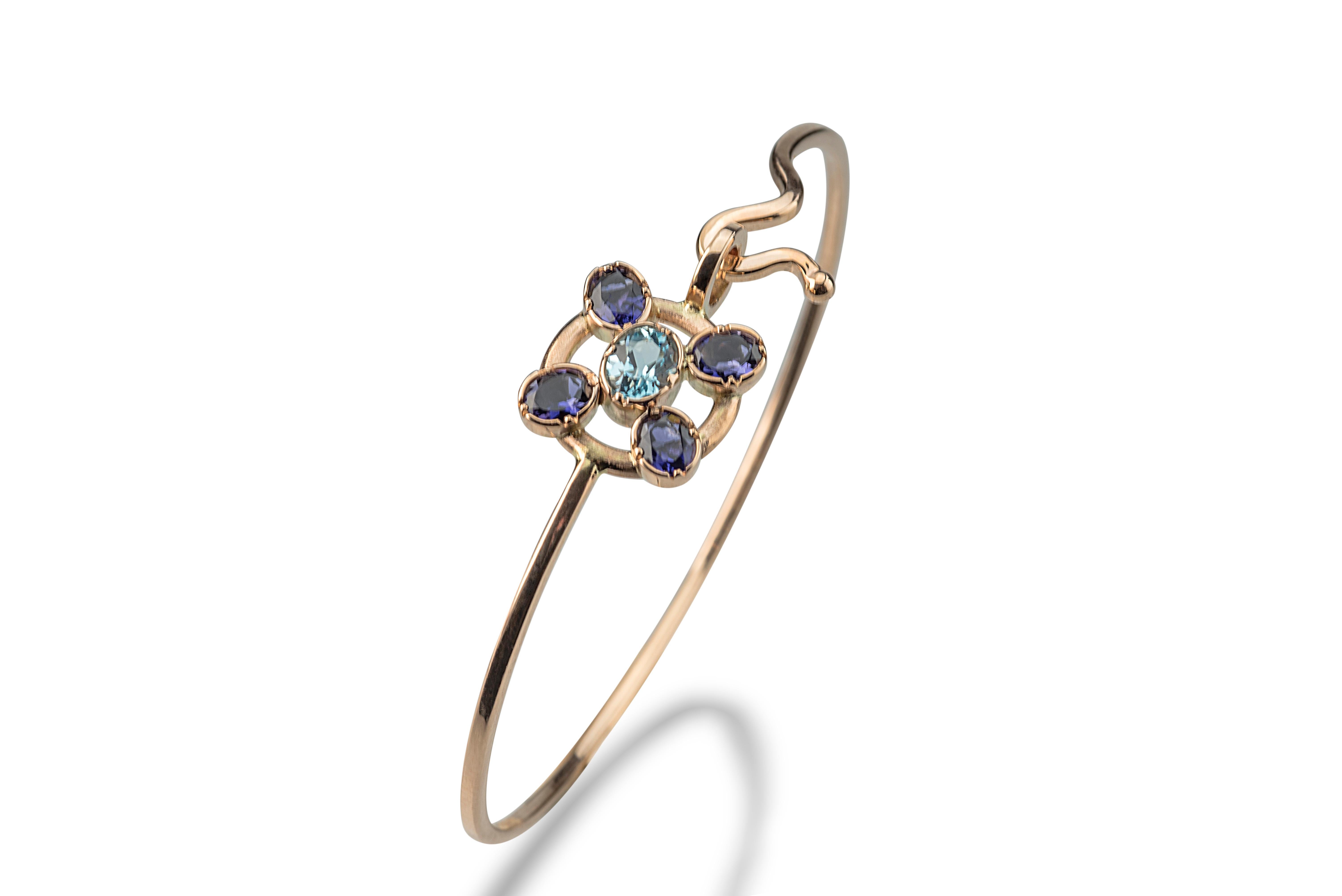 Bracciale con braccialetto intrecciato in oro blu 18 carati con zaffiri blu e acquamarina, dal design floreale moderno in vendita 1
