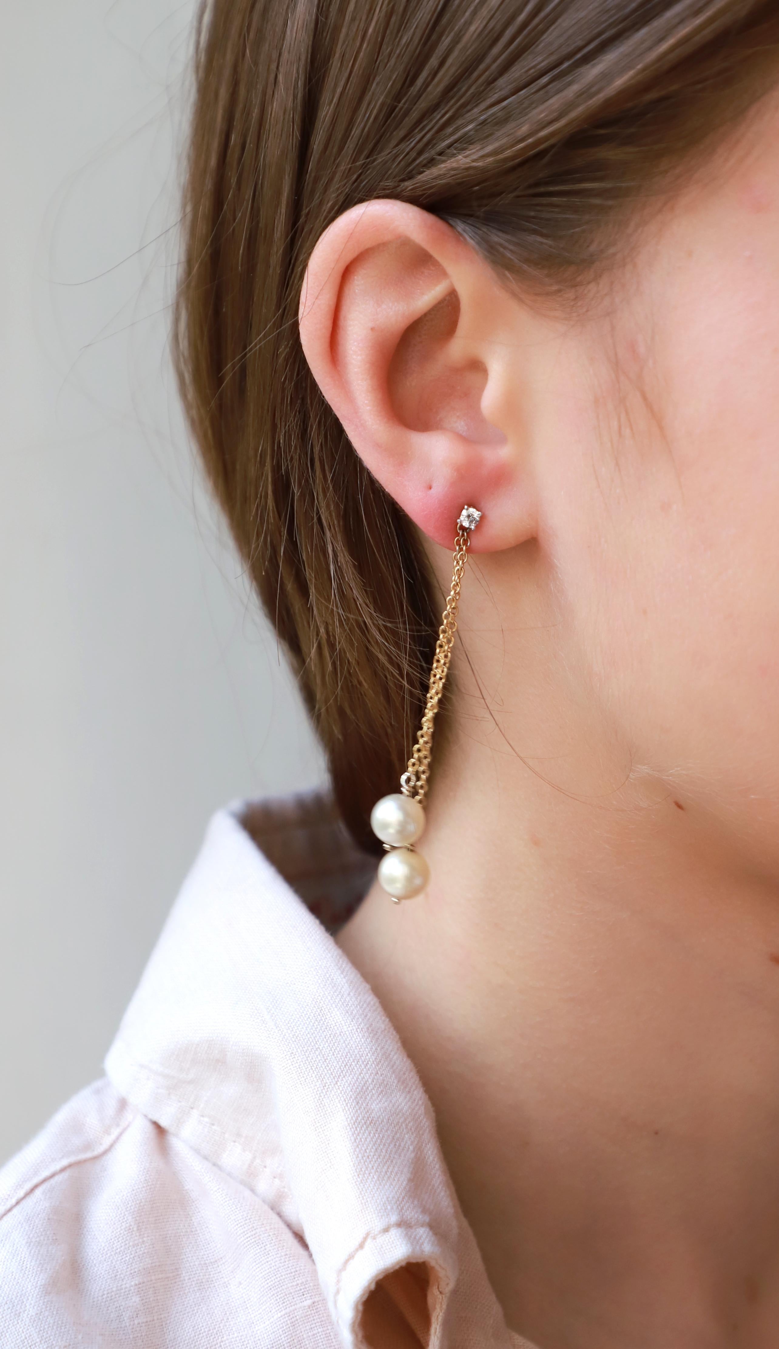 Ohrringe aus 18 Karat Gelbgold mit 0,16 Karat weißen Diamanten im modernen Design im Angebot 1