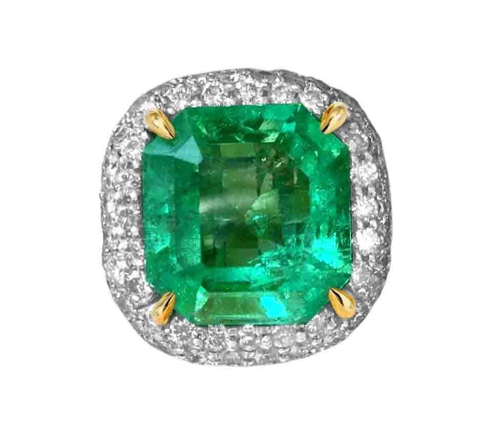 Contemporary UGS Certified 5.7 Carat Colombian Emerald and Diamond Ring 18k Gold For Sale