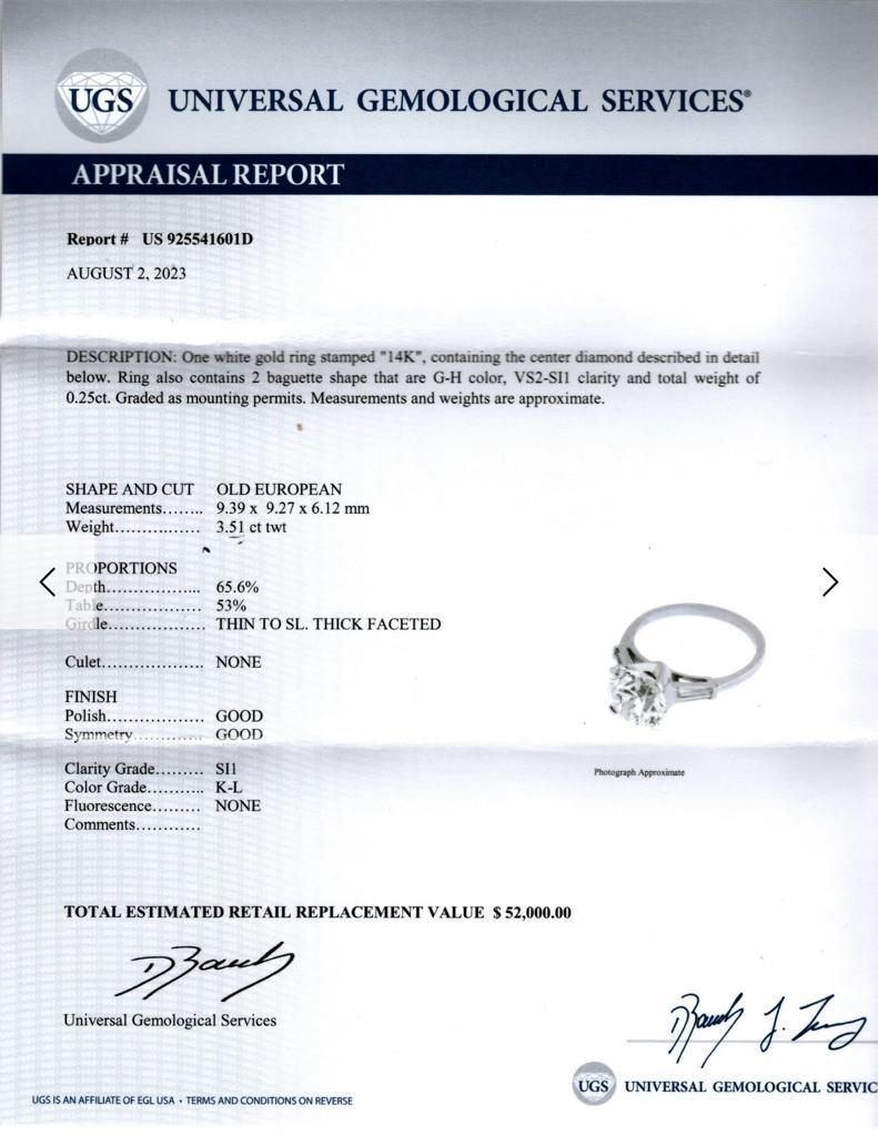 Vintage-Verlobungsring hat eine klassische Eleganz und einen beeindruckend großen Diamanten mit 3,51 Karat im alten europäischen Schliff! Die Schultern der stattlichen Fassung glänzen mit spitz zulaufenden Baguette-Diamanten und sorgen für einen