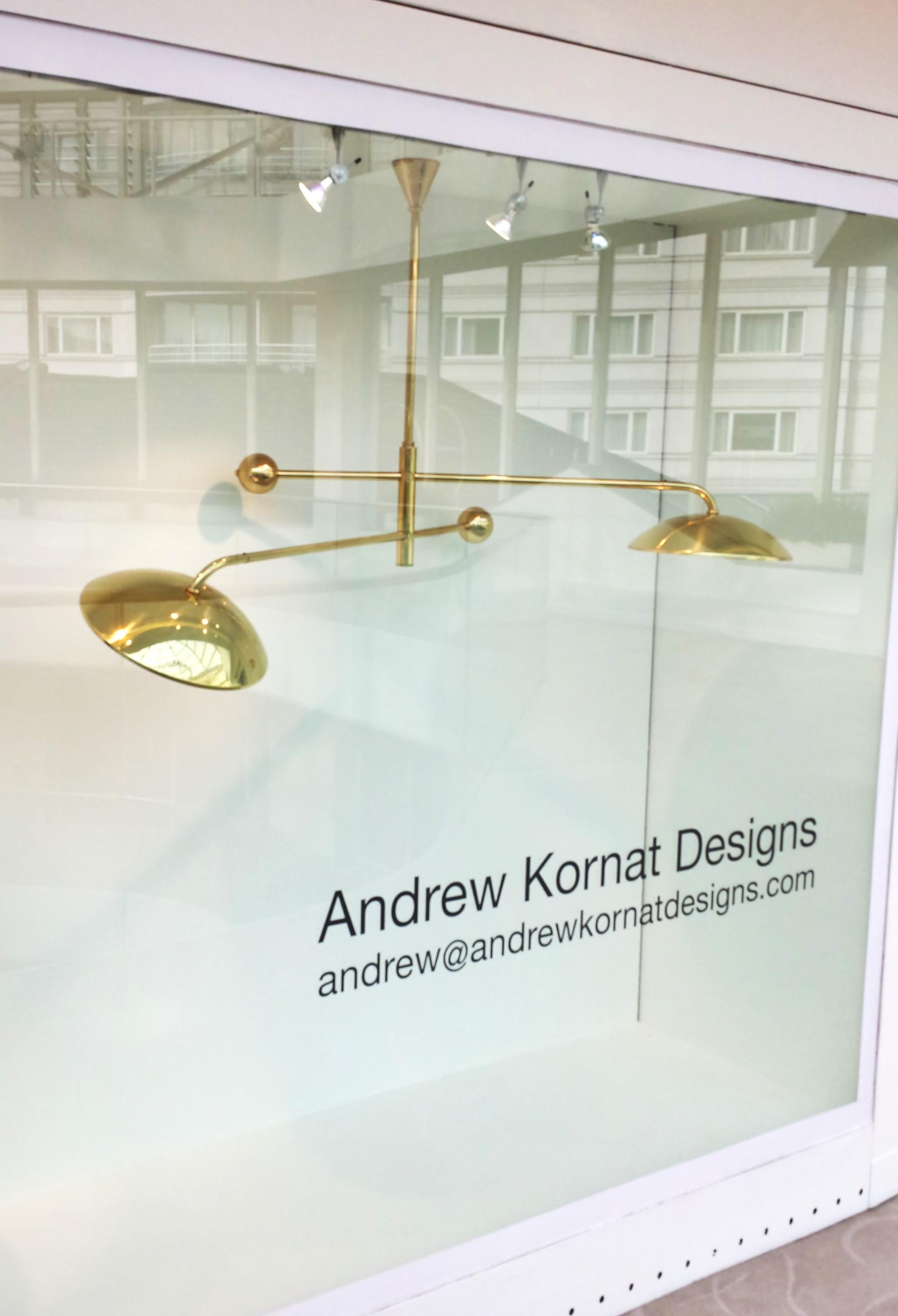 El colgante Uhura II está diseñado por Andrew en estilo moderno de mediados de siglo y fabricado en exclusiva para Andrew Kornat Designs por un histórico fabricante español de iluminación con más de 100 años de experiencia en la fabricación. 

Esta
