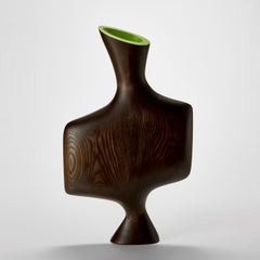 Uhuru 0.3, une sculpture abstraite en bois de frêne avec intérieur rouge de Donald Baugh