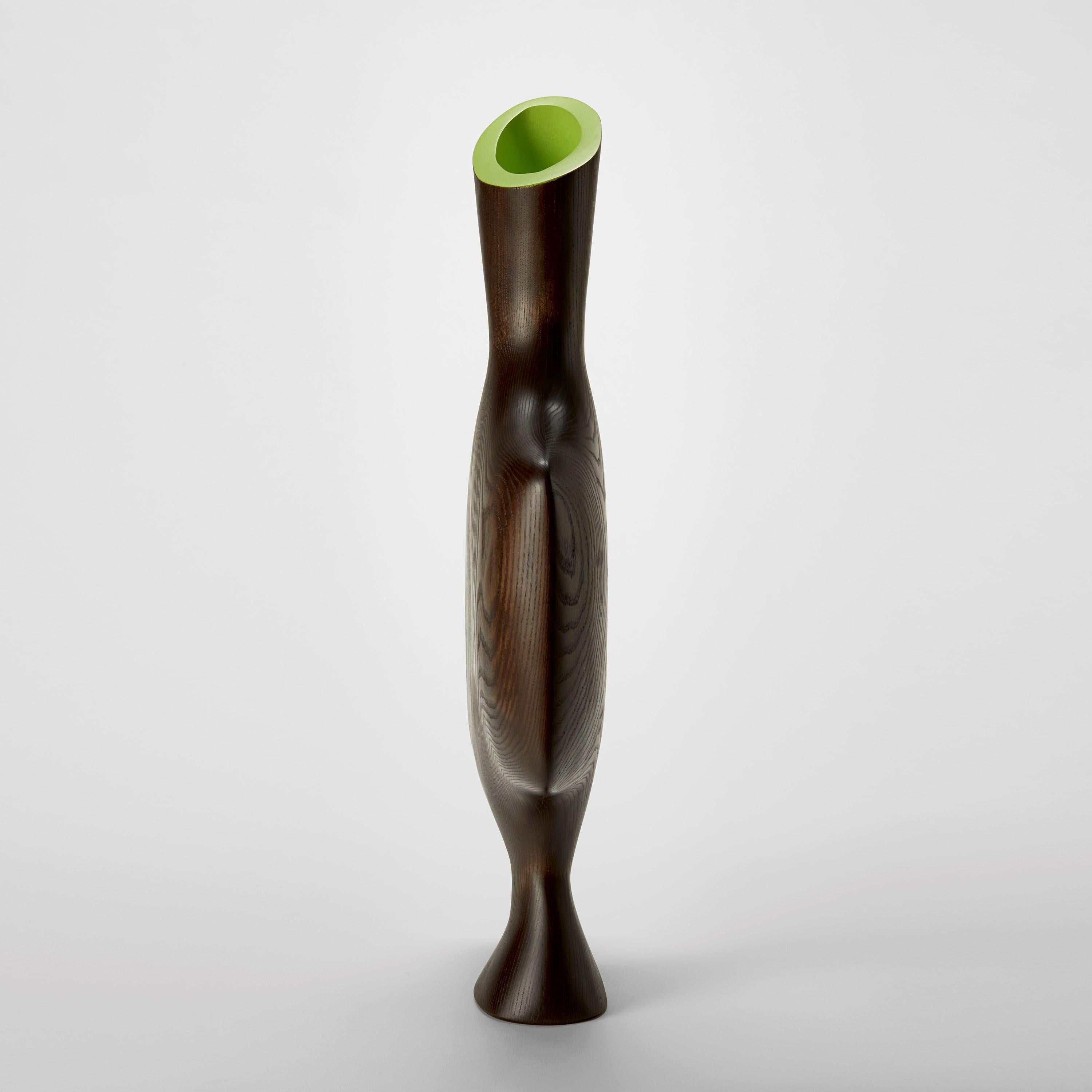 Organico moderno Uhuru 0.3, una scultura astratta in legno di frassino con interno rosso di Donald Baugh in vendita