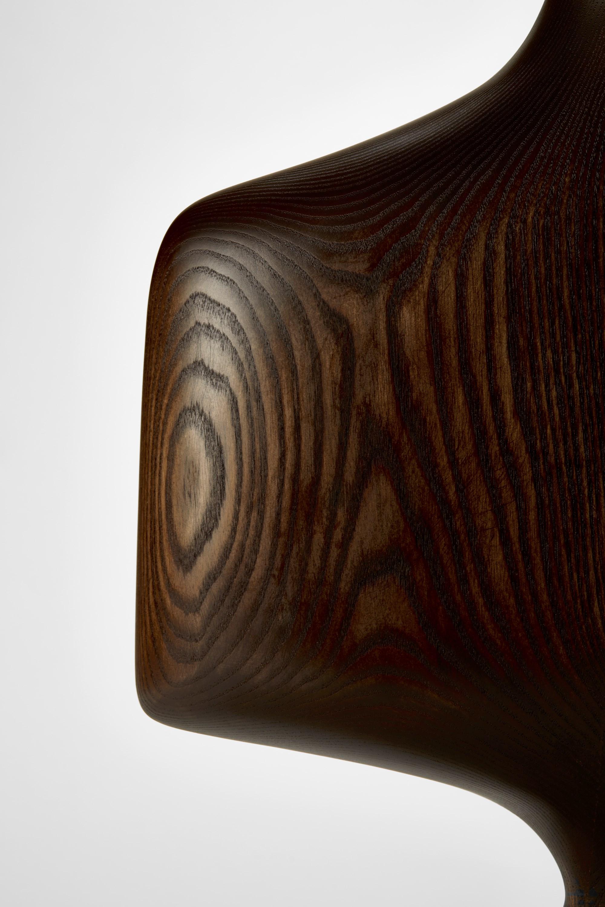 Uhuru 0.3, una scultura astratta in legno di frassino con interno rosso di Donald Baugh In condizioni Nuovo in vendita a London, GB