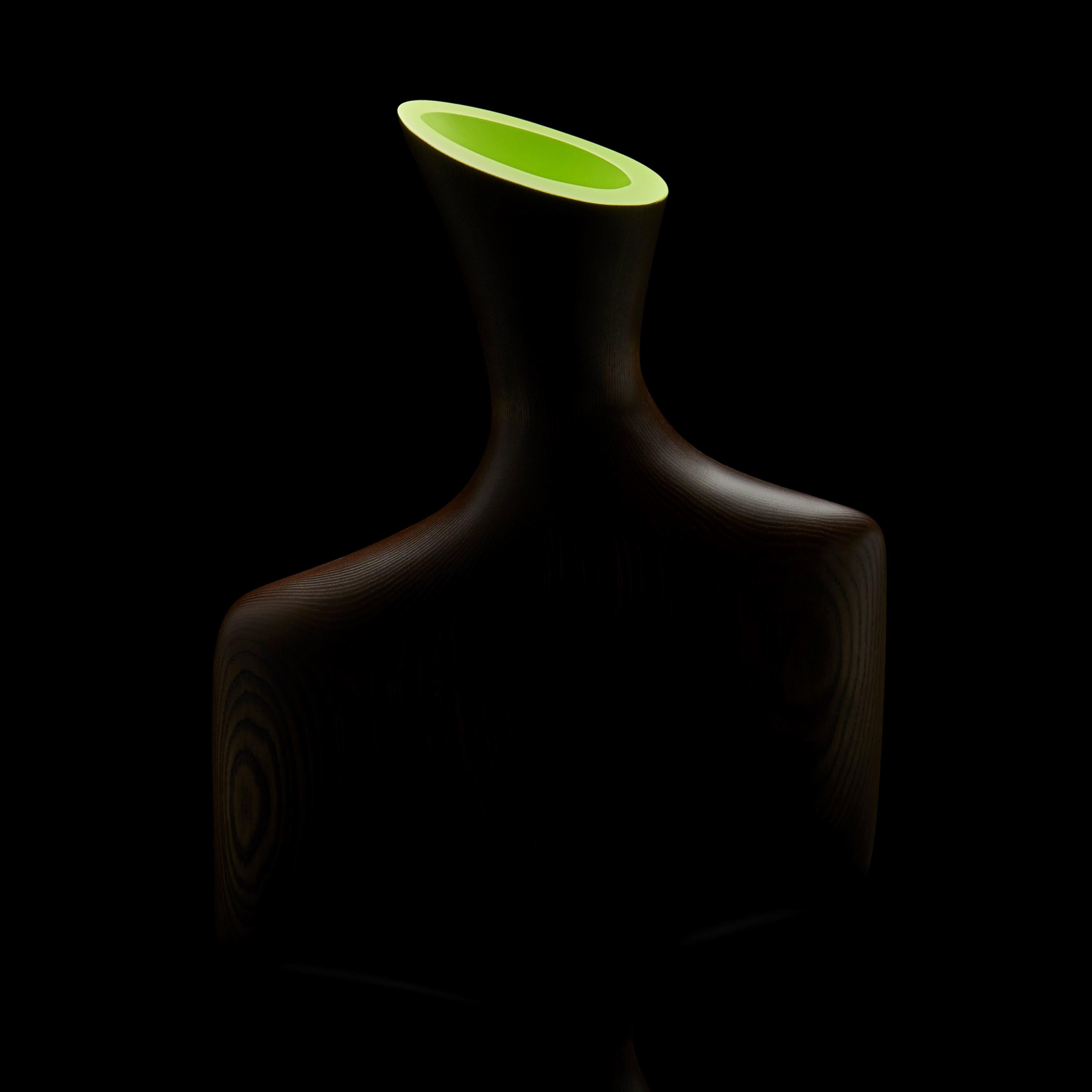 Frassino Uhuru 0.3, una scultura astratta in legno di frassino con interno rosso di Donald Baugh in vendita