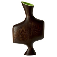 Uhuru 0.3, escultura abstracta de madera de fresno con interior rojo, de Donald Baugh