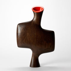 Uhuru 0.4, escultura abstracta de madera de roble con interior rojo, de Donald Baugh
