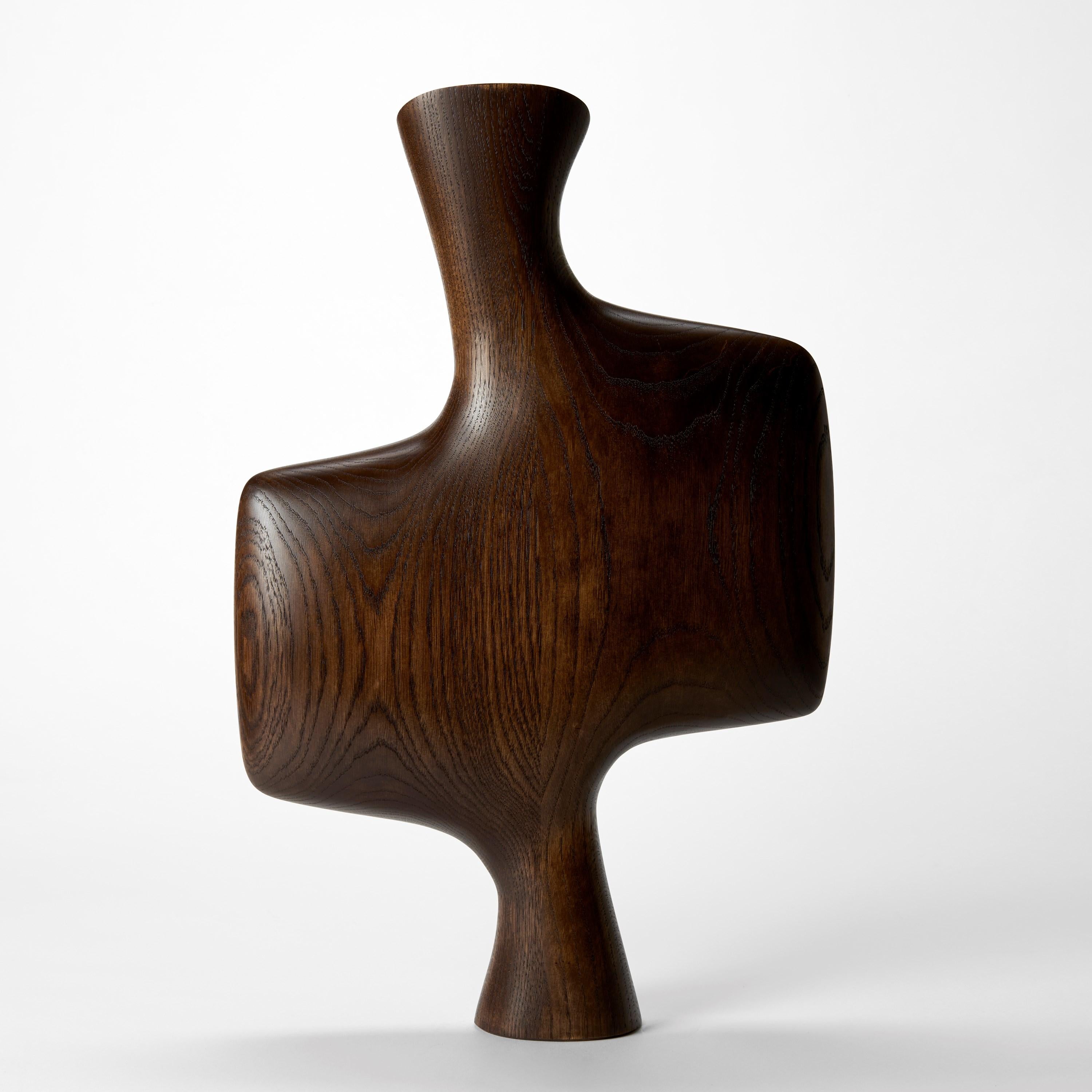 Britannico Uhuru 0.4, una scultura astratta in legno di Oak con interno rosso di Donald Baugh in vendita