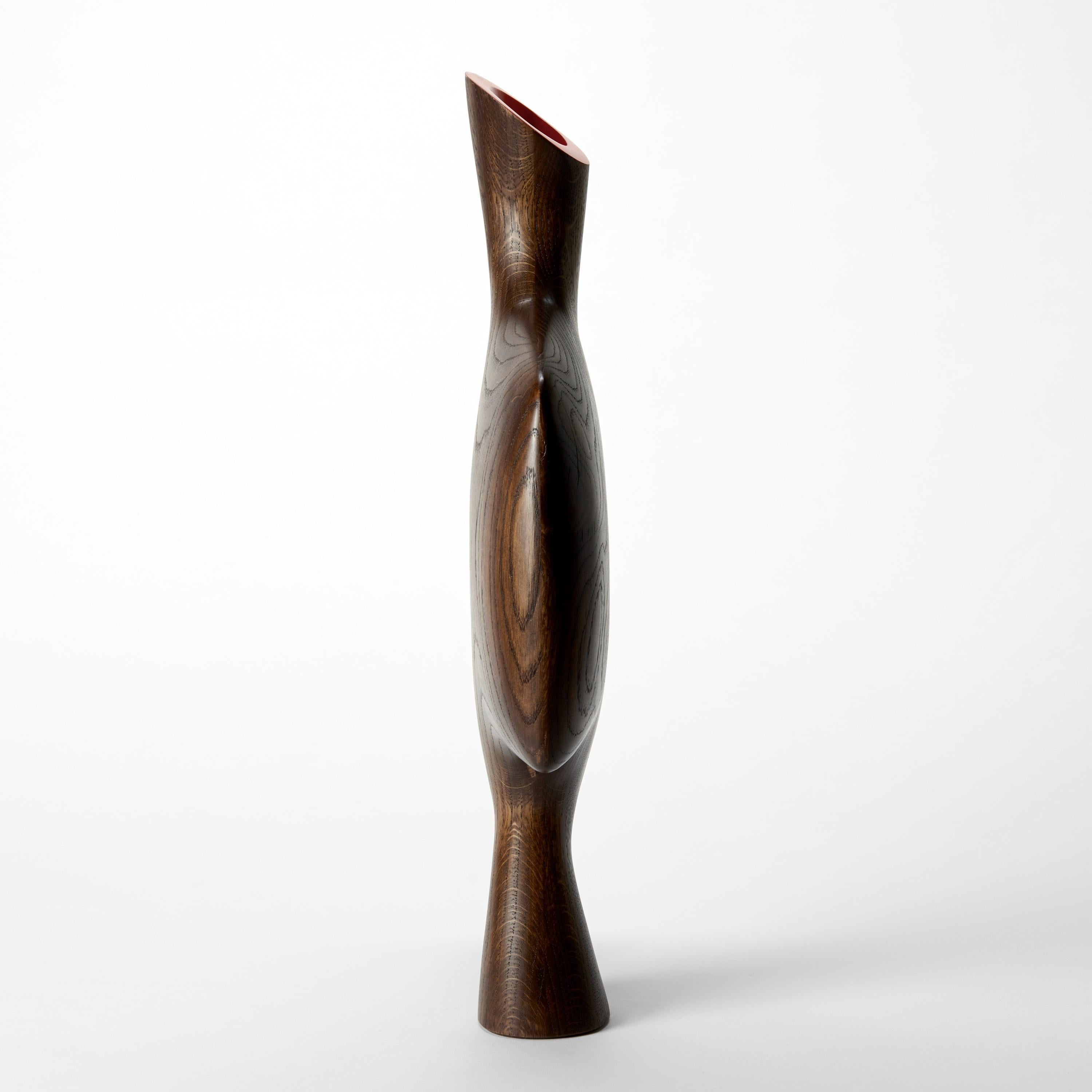 Fatto a mano Uhuru 0.4, una scultura astratta in legno di Oak con interno rosso di Donald Baugh in vendita