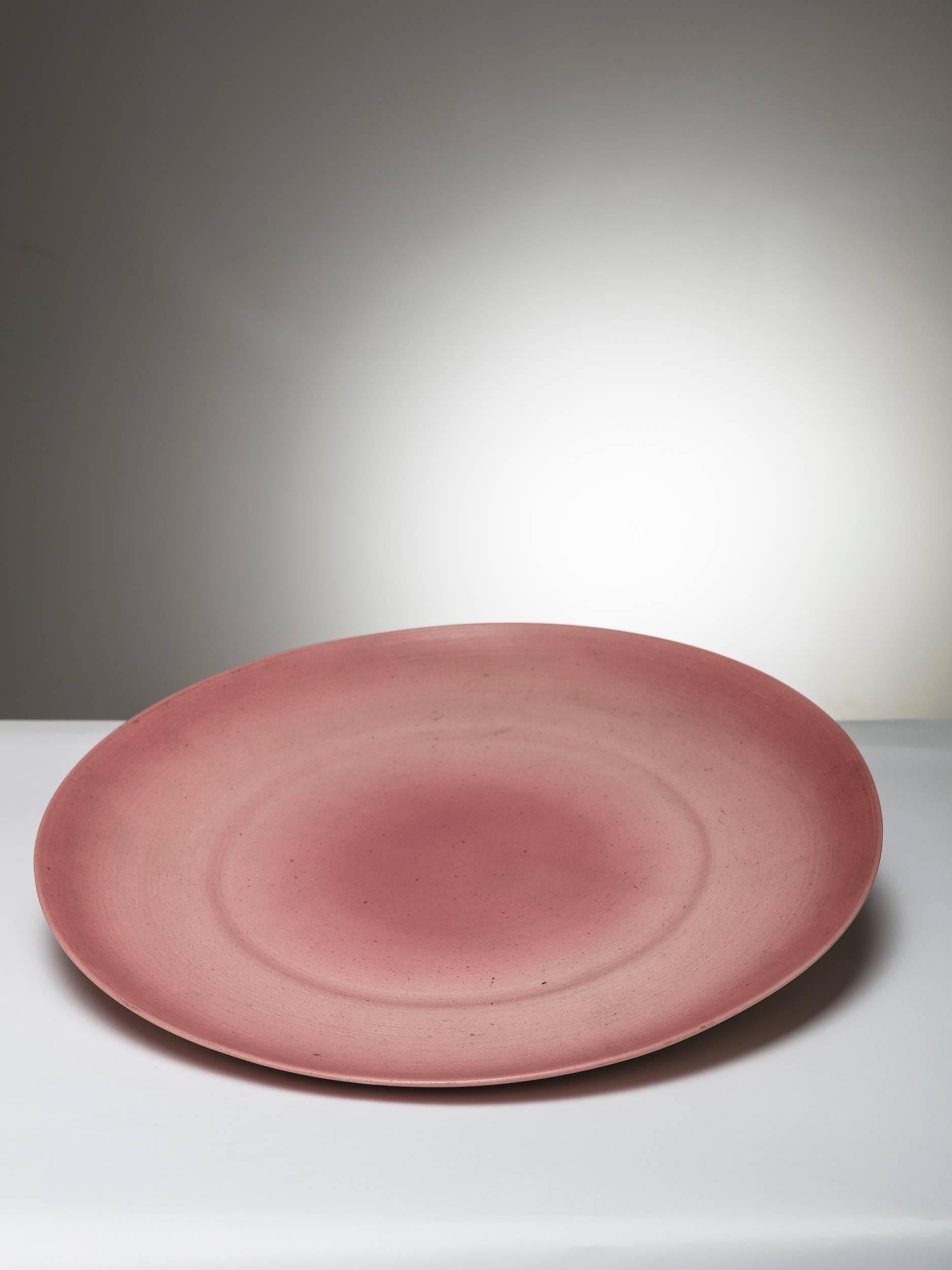 Remarkable handcrafted ceramic centrepiece by Franco Bucci for Laboratorio Pesaro.
Large and very thin piece with delicate pink surface finish.