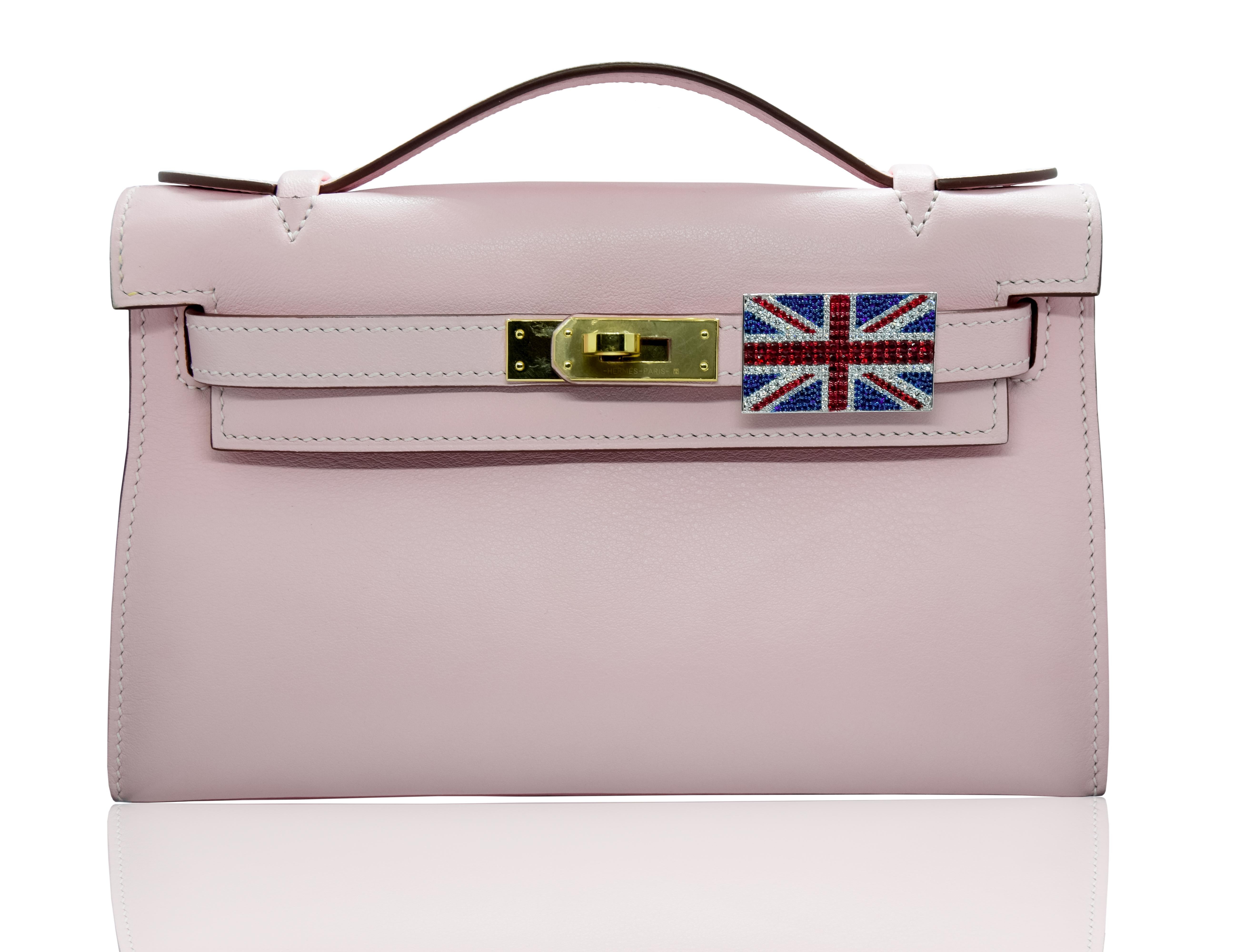 Ein Symbol für Erbe und zeitlose Raffinesse. Die UK Flag Bag Bijoux ist eine königliche Hommage an den Union Jack. Sie wurde sorgfältig aus 18 Karat Gold gefertigt und mit einer harmonischen Mischung aus natürlichen FG/VVS-VS-Diamanten, leuchtend