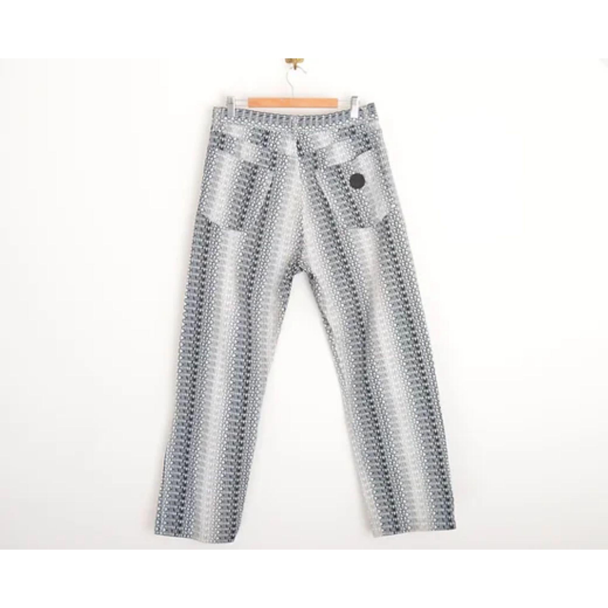 Iconic UK Garage Rave era Vintage Moschino 'Spell Out' Jeans in a white & black colourway with repeat 'Moschino' pattern through out. 

MADE IN ITALY !

Features:
High waisted 
Zip fasten
Classic x4 pocket design

Sizing given in inches: 
Waist: