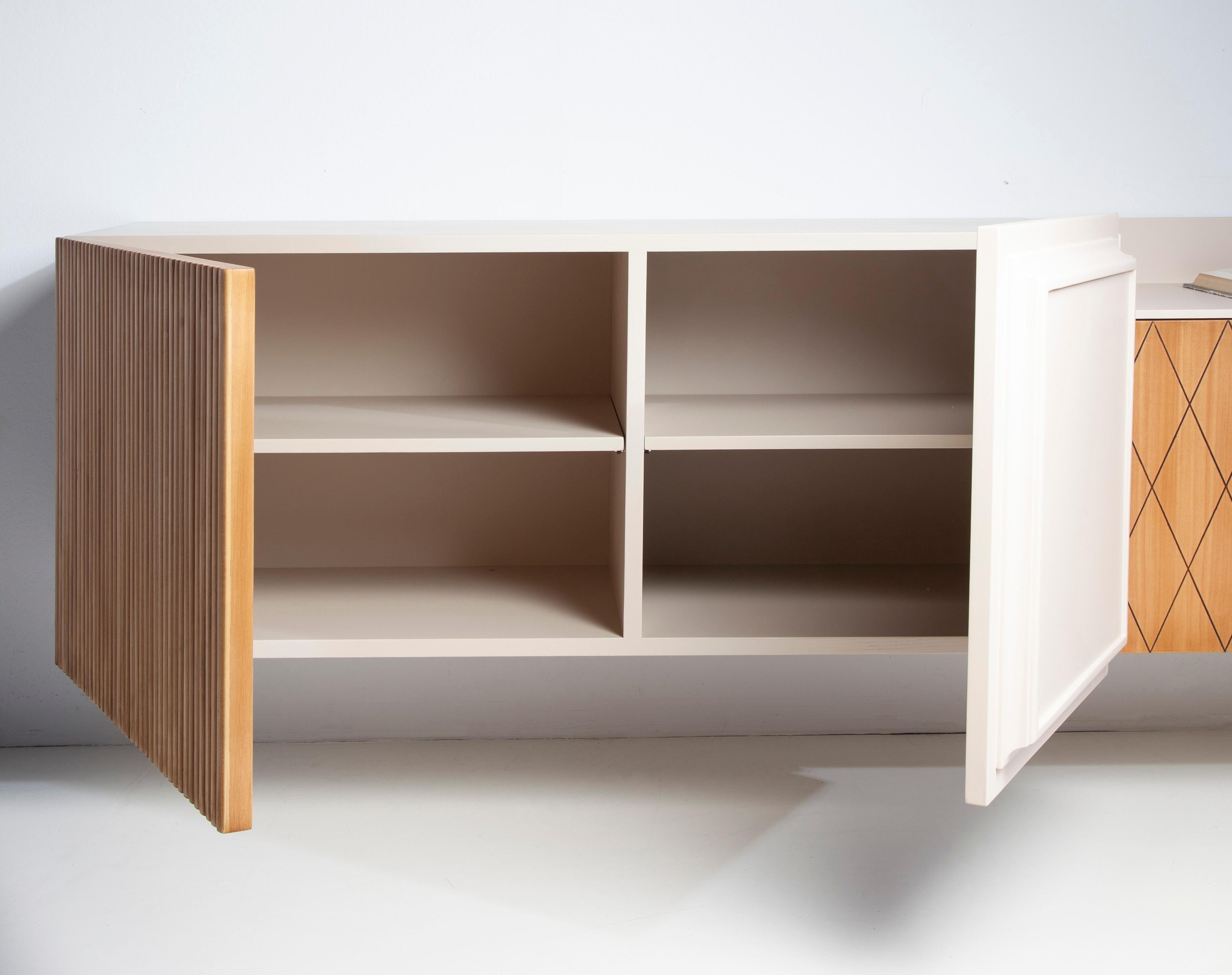 Uka Hängeanrichte von Lola Glamour (Postmoderne) im Angebot