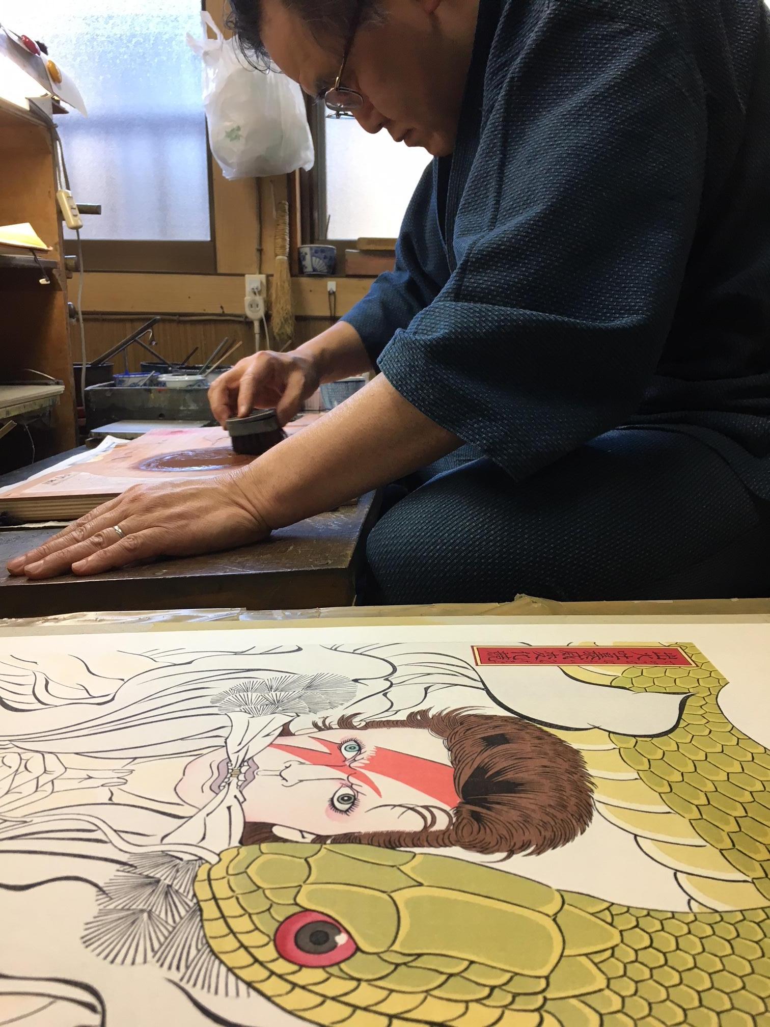 Craftsmen
Illustrator: Ishikawa Masumi
Wood Carver: Sato Nami
Printer: Nakayama Makoto

Details
Edition: limited edition of 200
Size: 18.9 x 13.4 inches (48 x 34 cm)
Paper: Echizen Kizuki Housho


*Attention
- Each work is accompanied by a