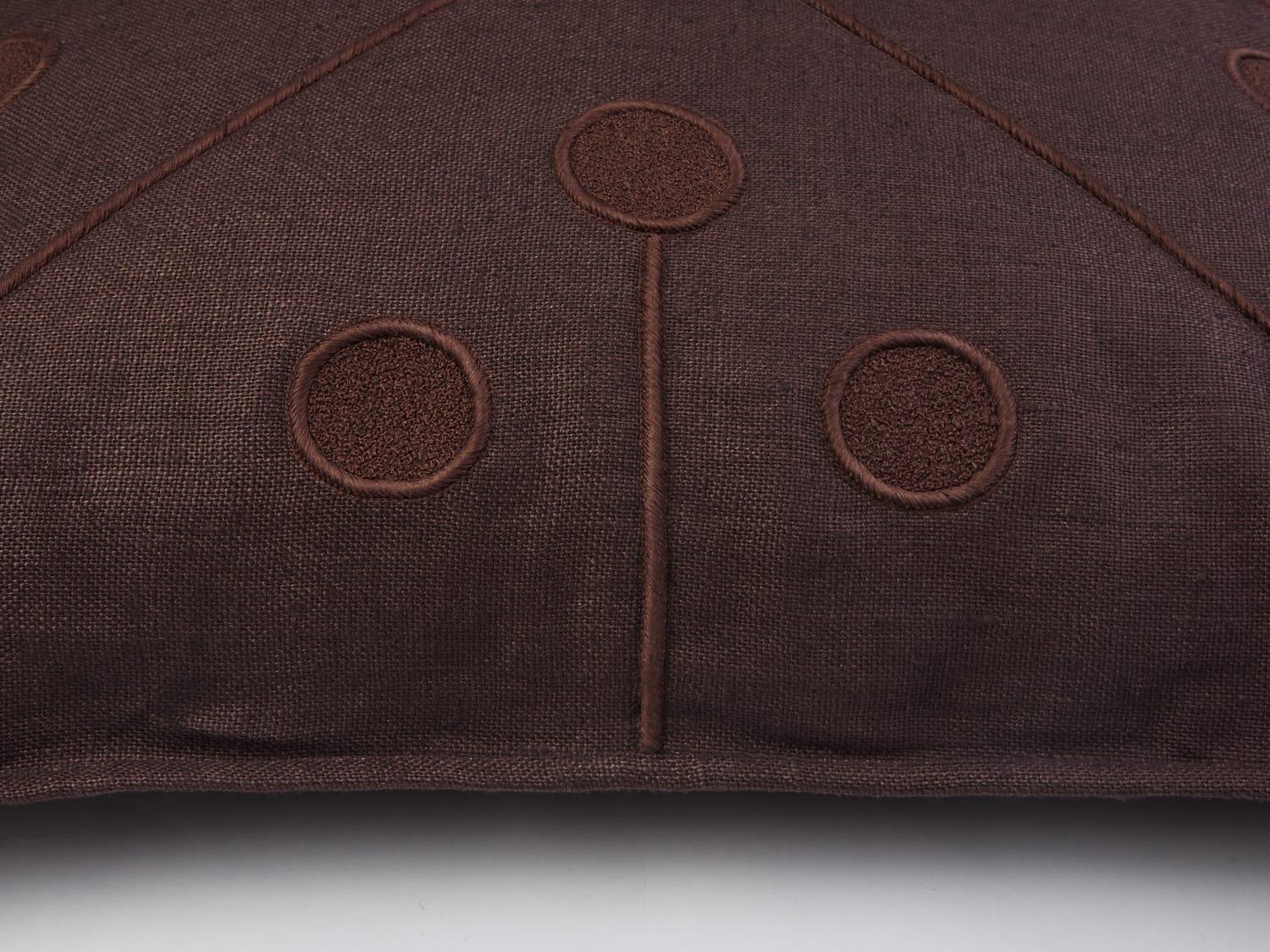Jupe by Jackie mit Sitz in den Niederlanden und im indischen Uttar Pradesh ist eine international bekannte Modemarke, die aus dem Wunsch heraus entstanden ist, die Kunst der Handstickerei zu beleuchten: ein aussterbendes Handwerk in der