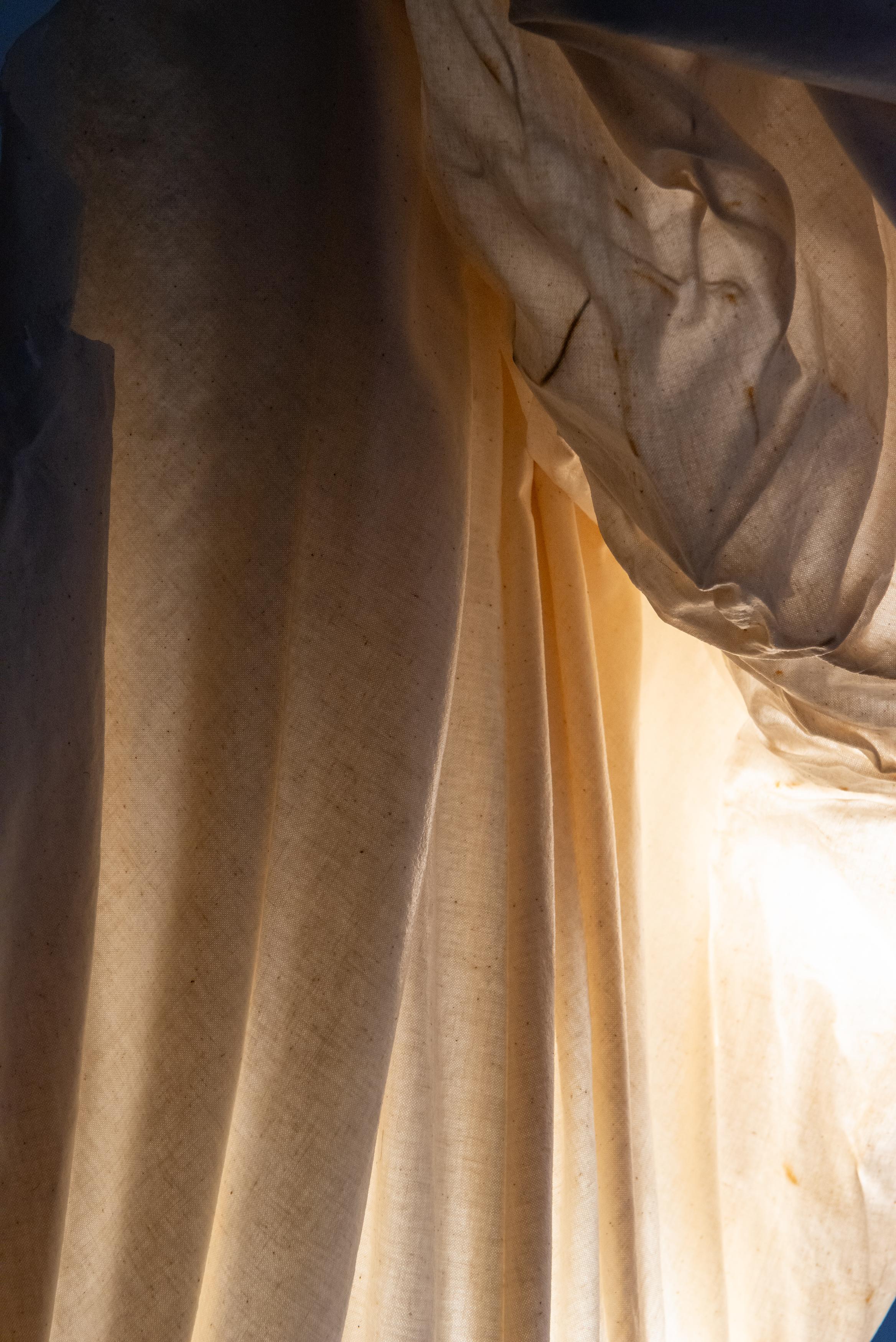 Iron & Canvas è la fusione simbolica che emerge, dove l'immobilità incontra il movimento, il metallo si intreccia con il tessuto, evocando un ambiente vibrante e pulsante simile a una pennellata di luce. Questa incarnazione racchiude l'essenza del