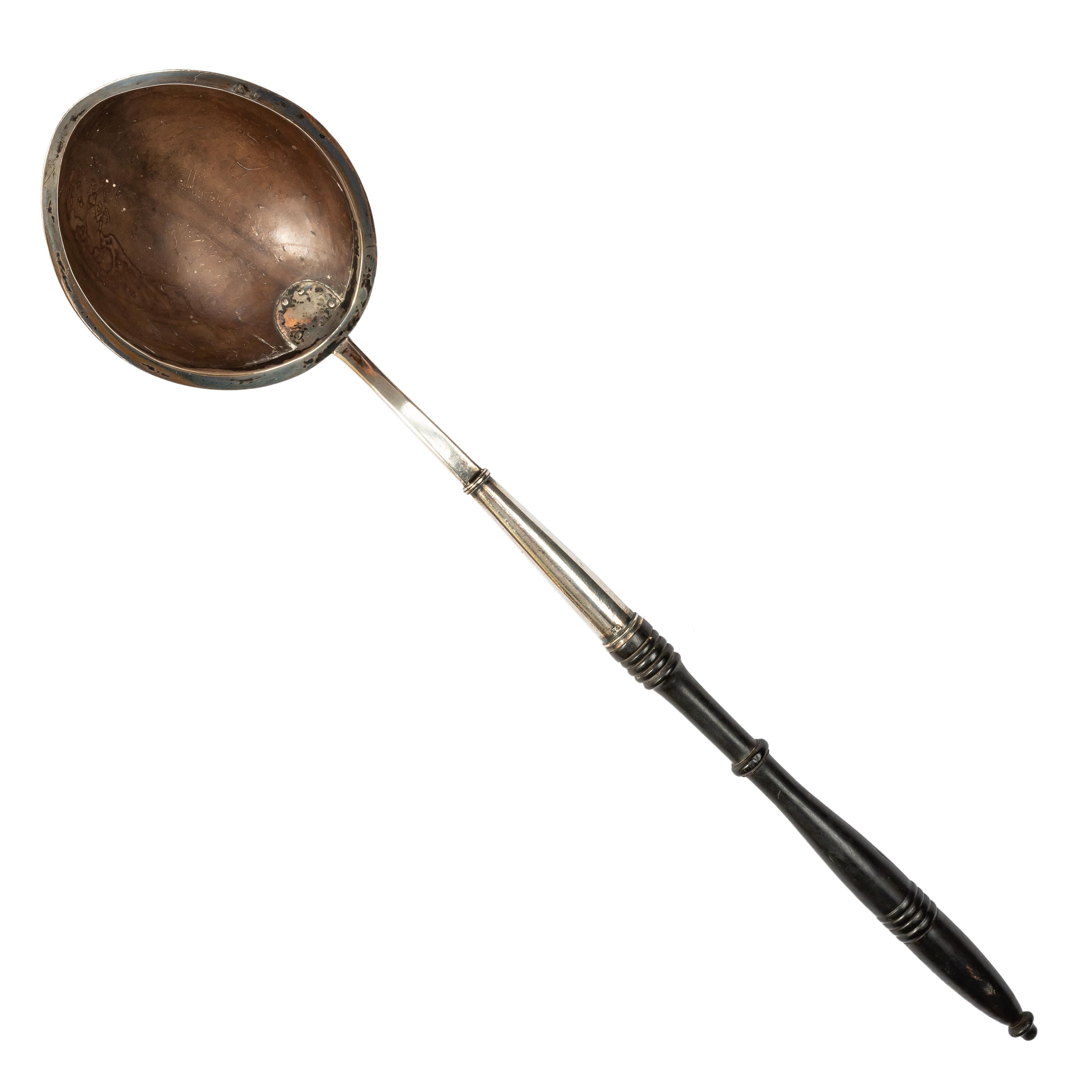 Di epoca imperiale, periodo dello zar Nicola I, la ciotola di questo raro mestolo è dotata di un ½ guscio di noce di cocco bordato d'argento delicatamente inciso, in stile rinascimentale quando le coppe e gli utensili in cocco erano destinati alle