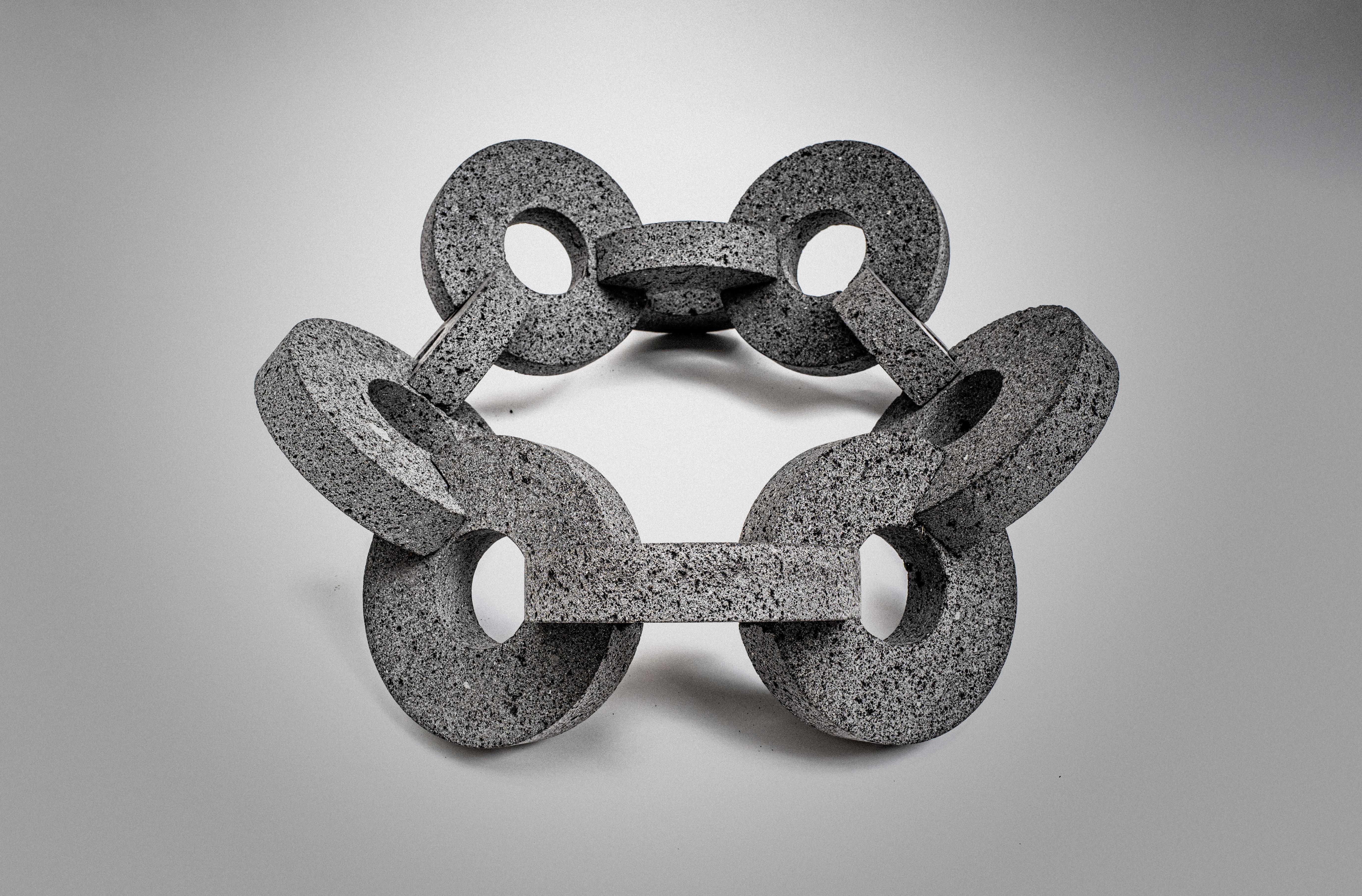 Ulama, Skulpturaler geometrischer mexikanischer Lavastein-Mitteltisch aus Stein von Pedro Cerisola (Präkolumbisch) im Angebot