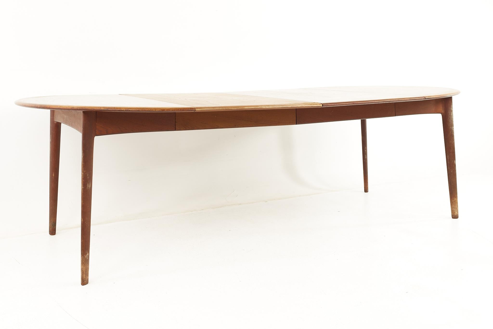 Table de salle à manger ronde danoise mi-siècle en teck de style Uldum Mobelfabrik en vente 4