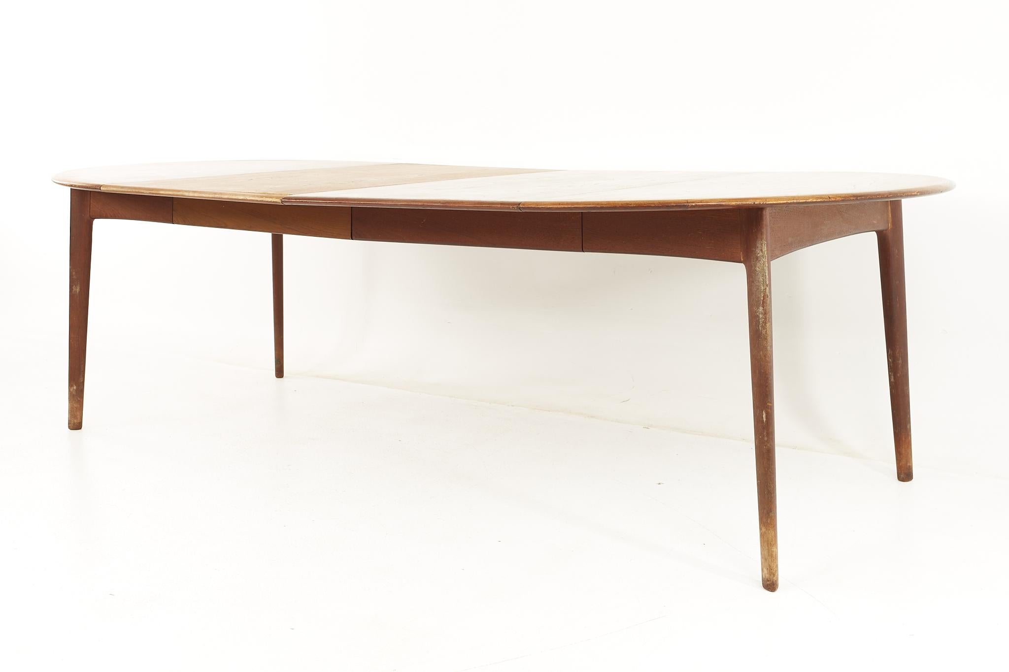 Table de salle à manger ronde danoise mi-siècle en teck de style Uldum Mobelfabrik en vente 6