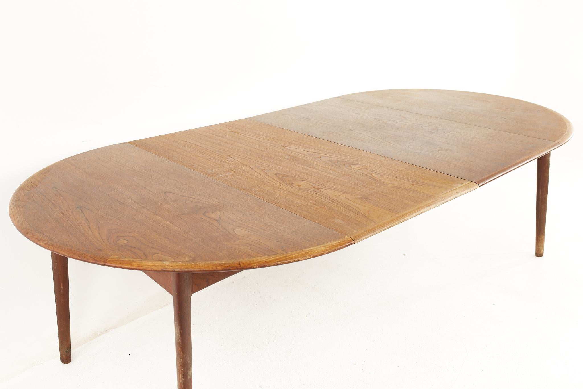 Table de salle à manger ronde danoise mi-siècle en teck de style Uldum Mobelfabrik en vente 7