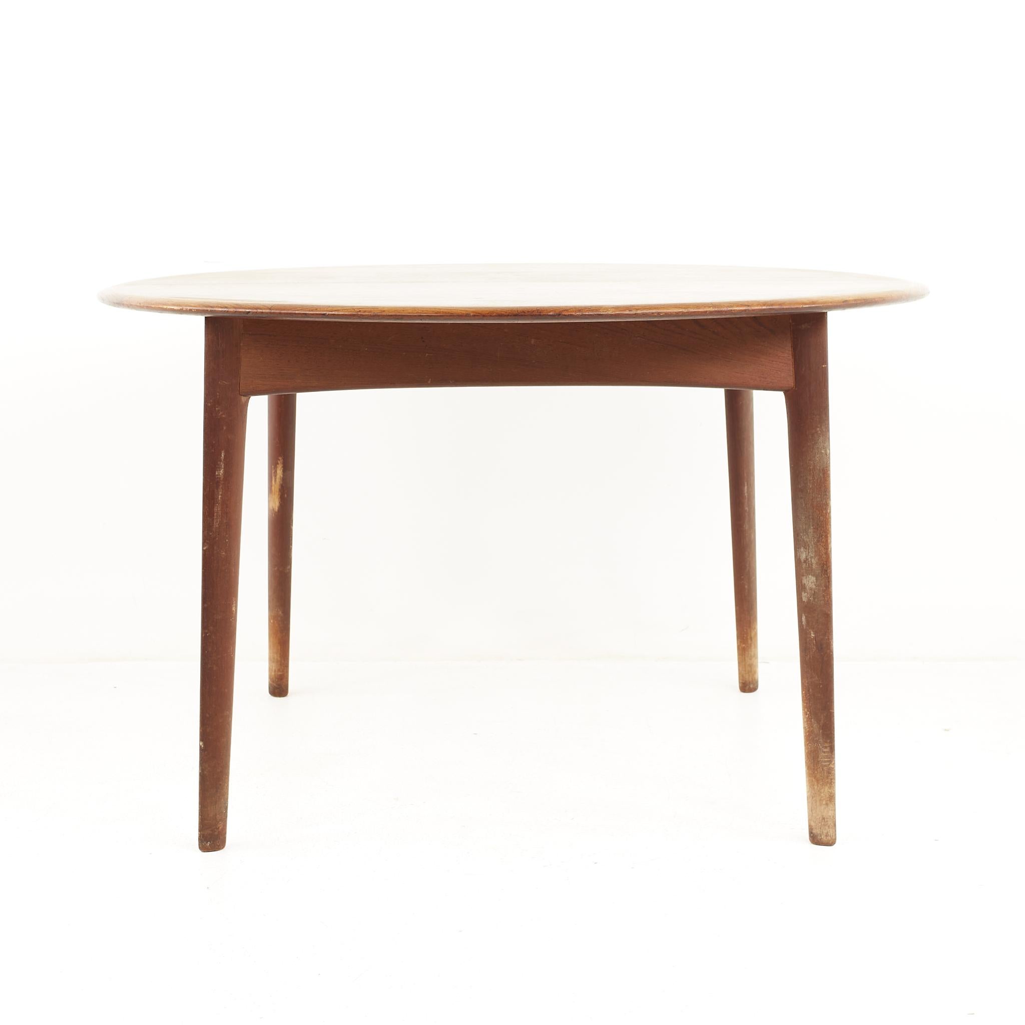 Uldum Mobelfabrik Style Mid Century Danish Teak Round Dining Table In Good Condition For Sale In Countryside, IL