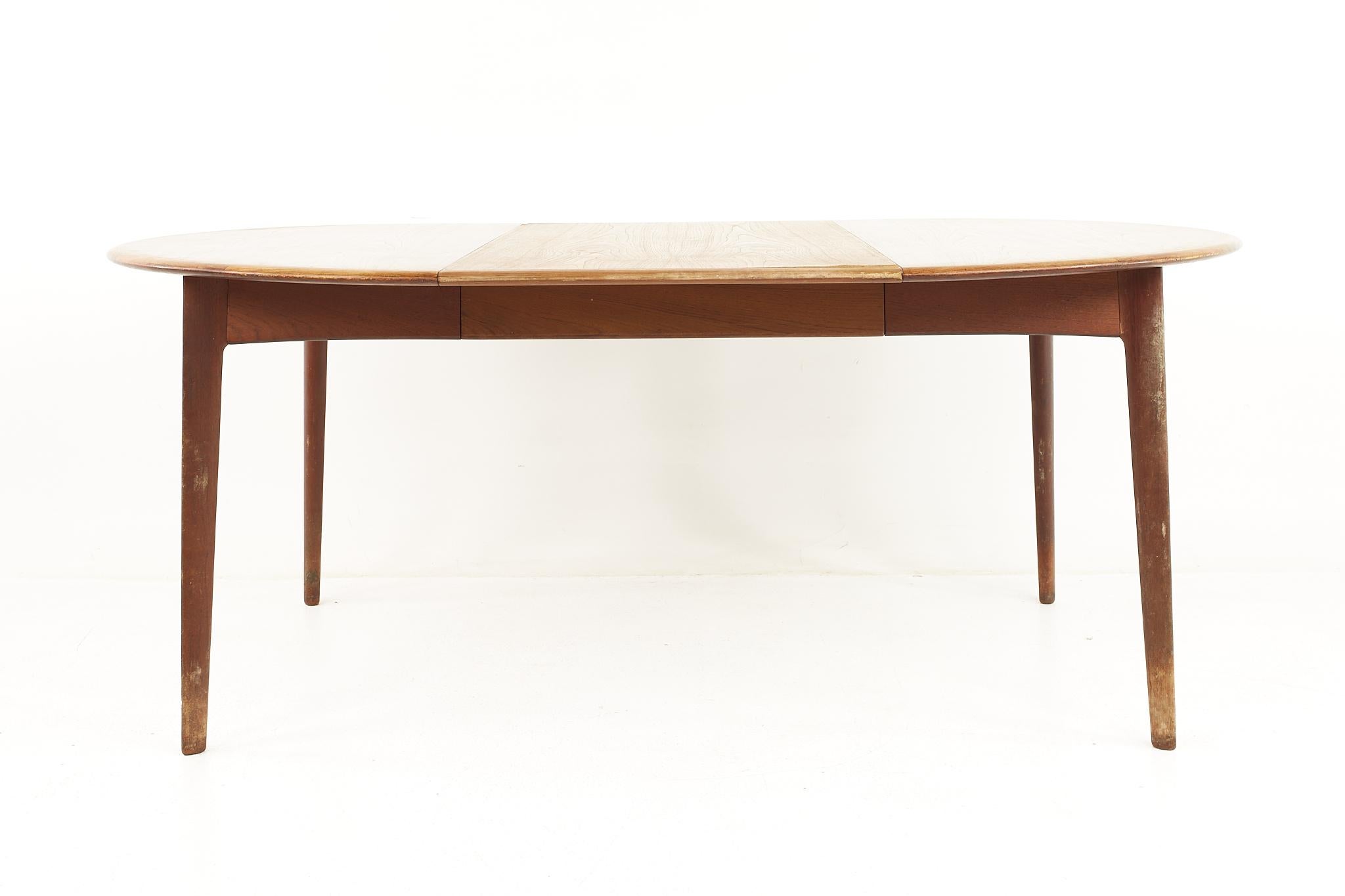 Table de salle à manger ronde danoise mi-siècle en teck de style Uldum Mobelfabrik en vente 1