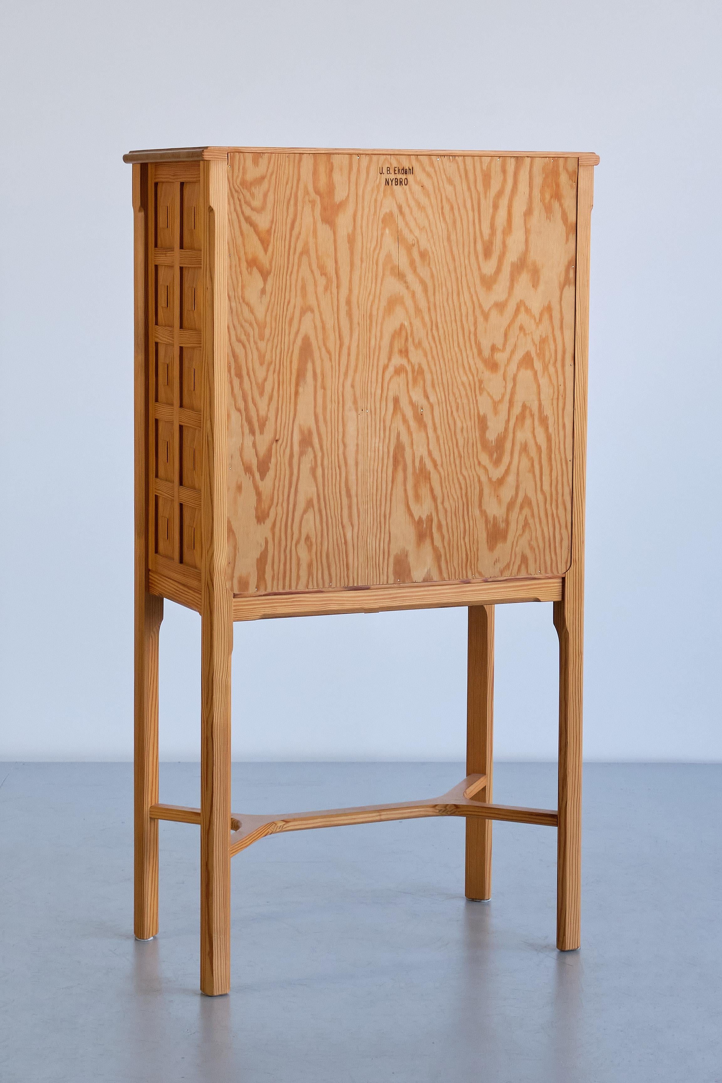 Ulf Ekdahl Cabinet in Solid Pine Wood and Brass, Nybro, Sweden, 1979 In Good Condition For Sale In The Hague, NL
