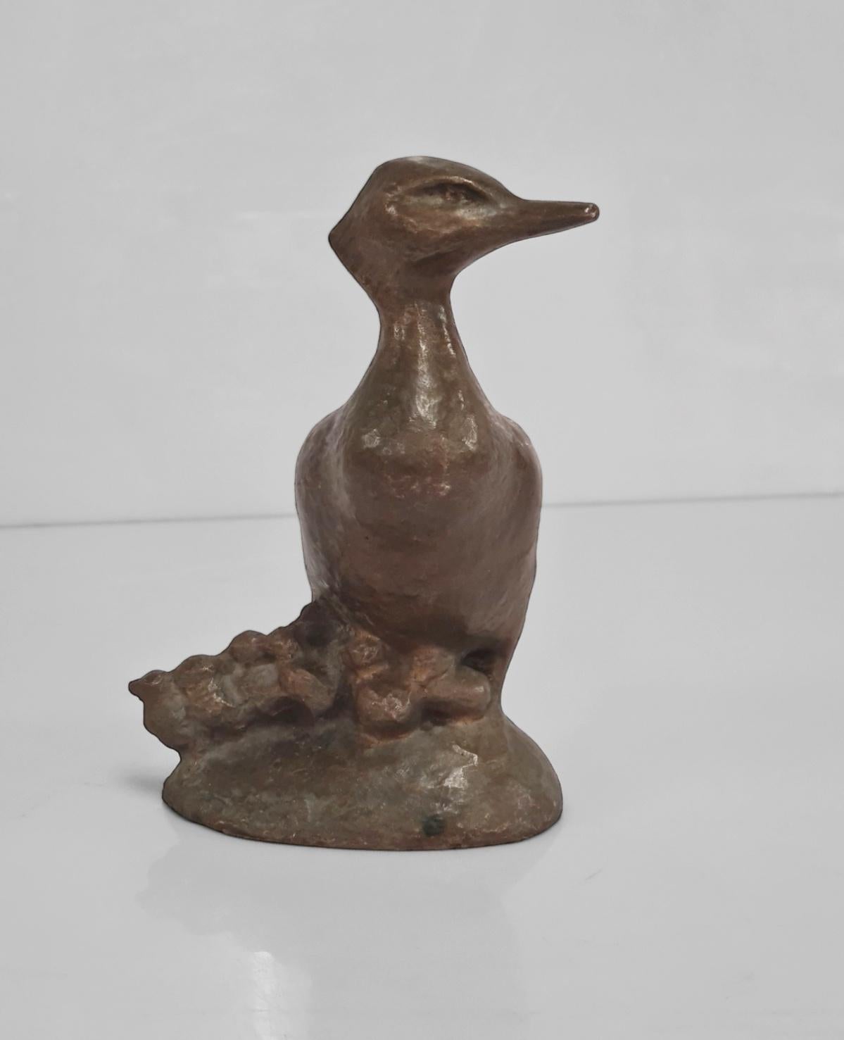 Una bellissima scultura in bronzo dell'artista finlandese Ulf Tikkanen, famoso per le sue rappresentazioni di uccelli. La scultura raffigura una famiglia di svasso maggiore e i suoi pulcini. Splendidamente patinato e firmato sul retro. Questa