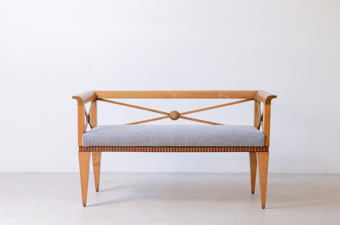 
COD-2636
Ulisse Stacchini (1871-1947)

Banc d'entrée en bois clair avec motif de croix sur le dos. 

Fabrication italienne, années 1930.

