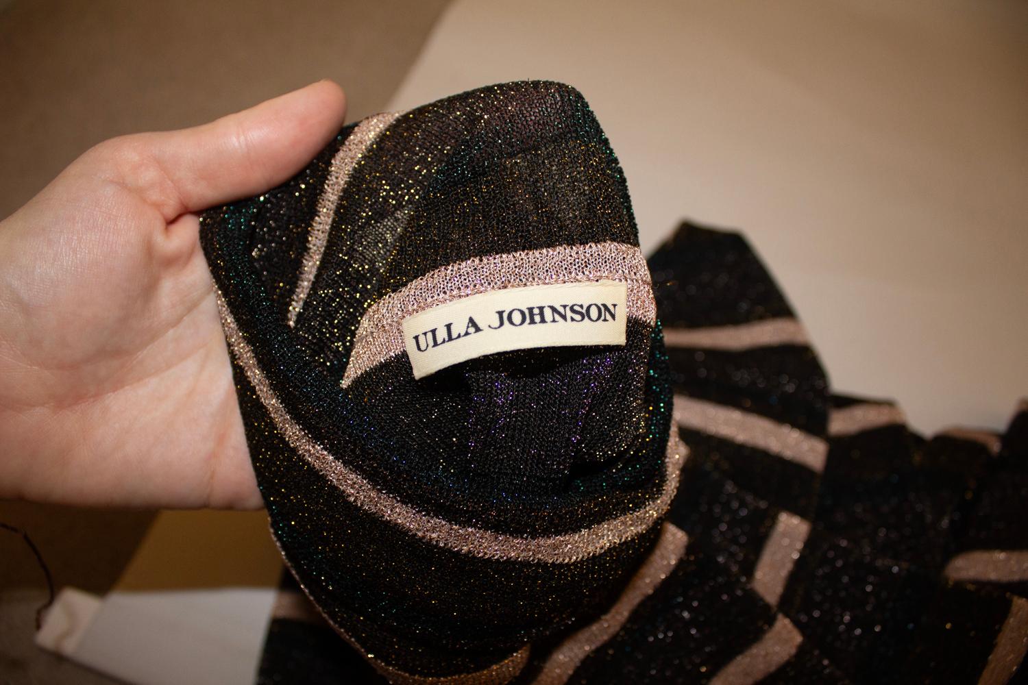  Ein lustiger und auffälliger Pullover von Ulla Johnson. 
Der Poloneck-Pullover ist aus Lurex und hat blaue, rostfarbene und goldene Bänder als Verzierung. 
Größe S Maße: Brustumfang 34'', Länge 25''