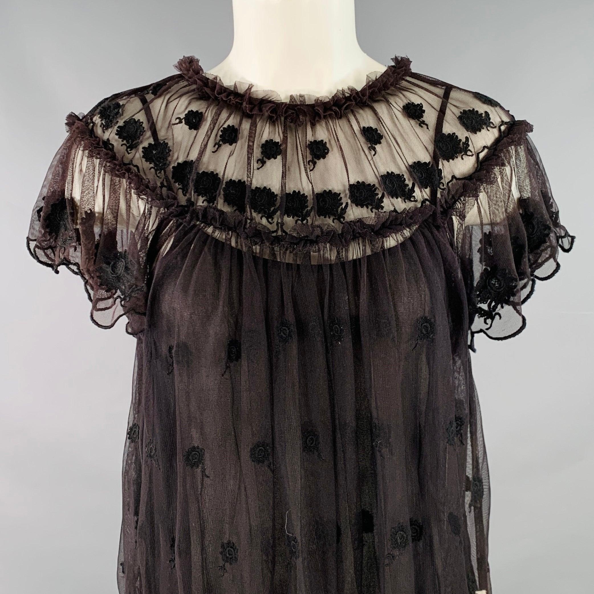 Top de vestido ULLA JOHNSON
de malla de nailon marrón con apliques florales negros, diseño de volantes y dobladillo festoneado. Incluye camisola negra.
Excelente estado de conservación. 

Marcado:   0 

Medidas: 
 
Hombro 14,5 pulgadas Busto: 36