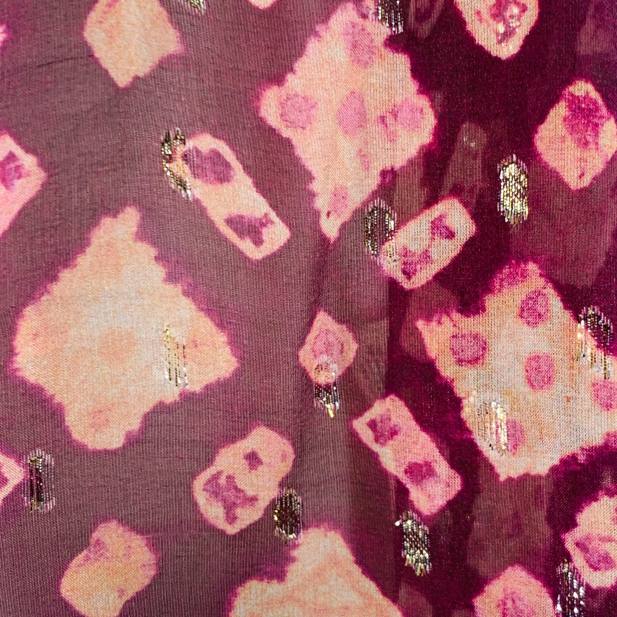 Top casual ULLA JOHNSON
en una mezcla de gasa de seda morada y amarilla con un estampado abstracto con detalles metálicos, mangas obispo con volantes y cierre de lazo en el cuello con bocallave. Pequeños inconvenientes. 

Marcado:   4 

Medidas: 
