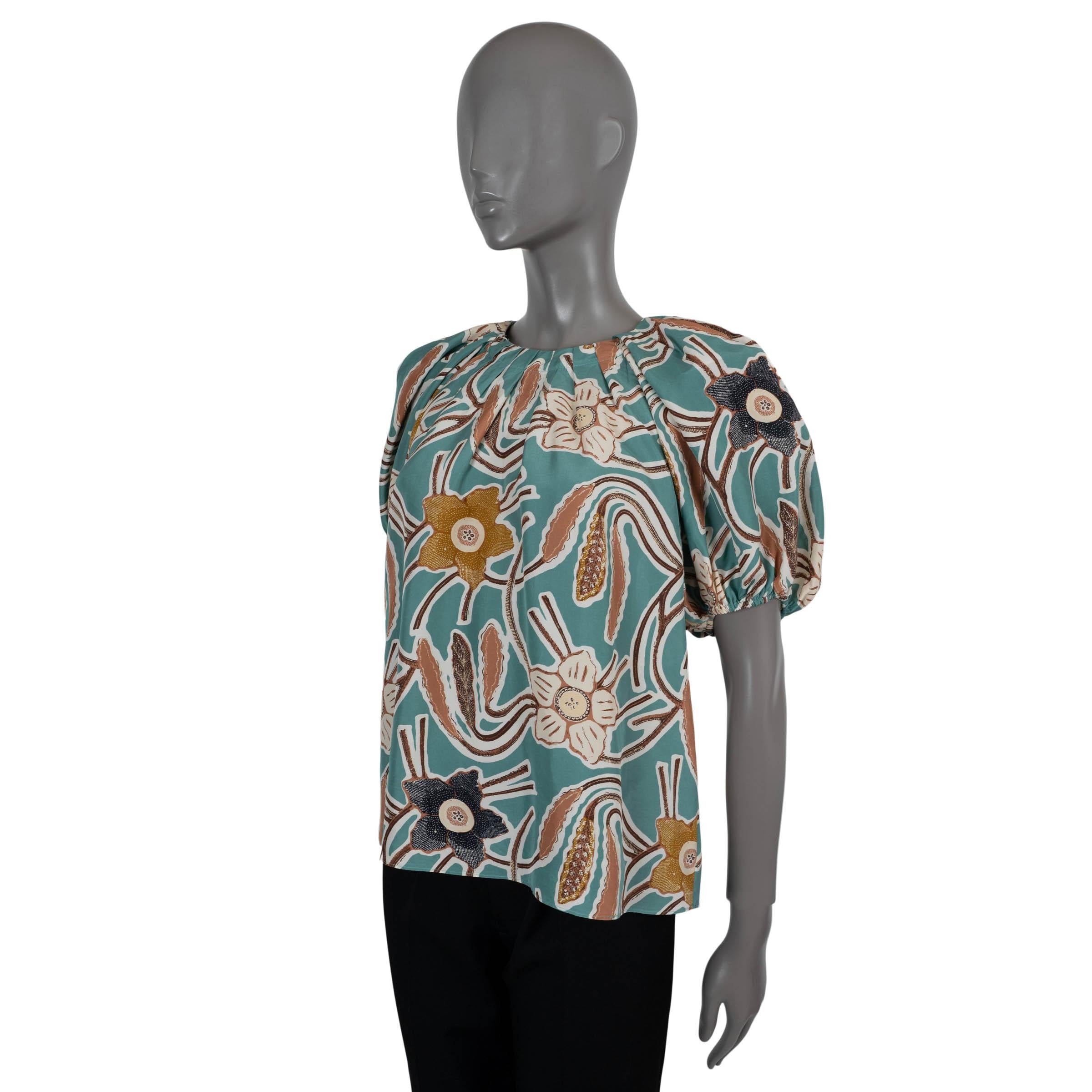100% authentische Ulla Johnson Anila Bluse aus tealfarbener Seide (100%) mit Blumendruck in Cognac und Creme. Mit plissiertem Rundhalsausschnitt und kurzen Puffärmeln. Wurde getragen und ist in ausgezeichnetem Zustand. 

2022