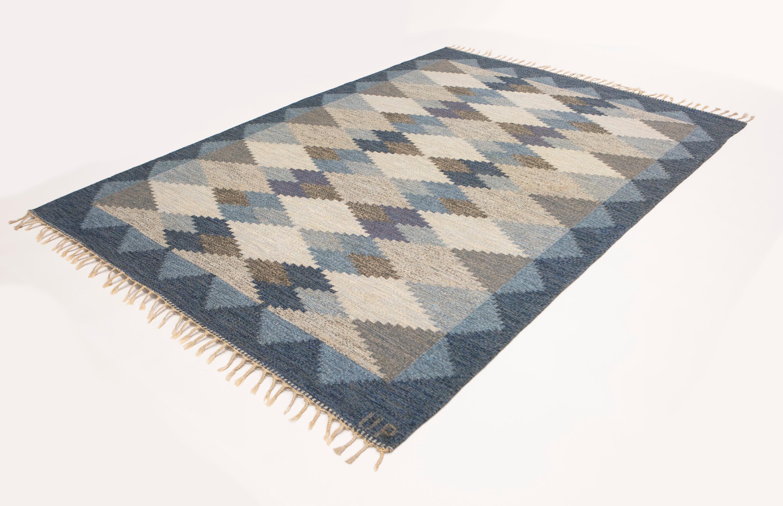Ulla Parkdal Blue Grey Swedish Flat Weave Hand Woven Rug - Sweden, Swedish 1960s

This handwoven rug has a classic and timeless design. Bordered with connected triangles of Blue and pale blue with a table fo grey and ivory diamonds with muted