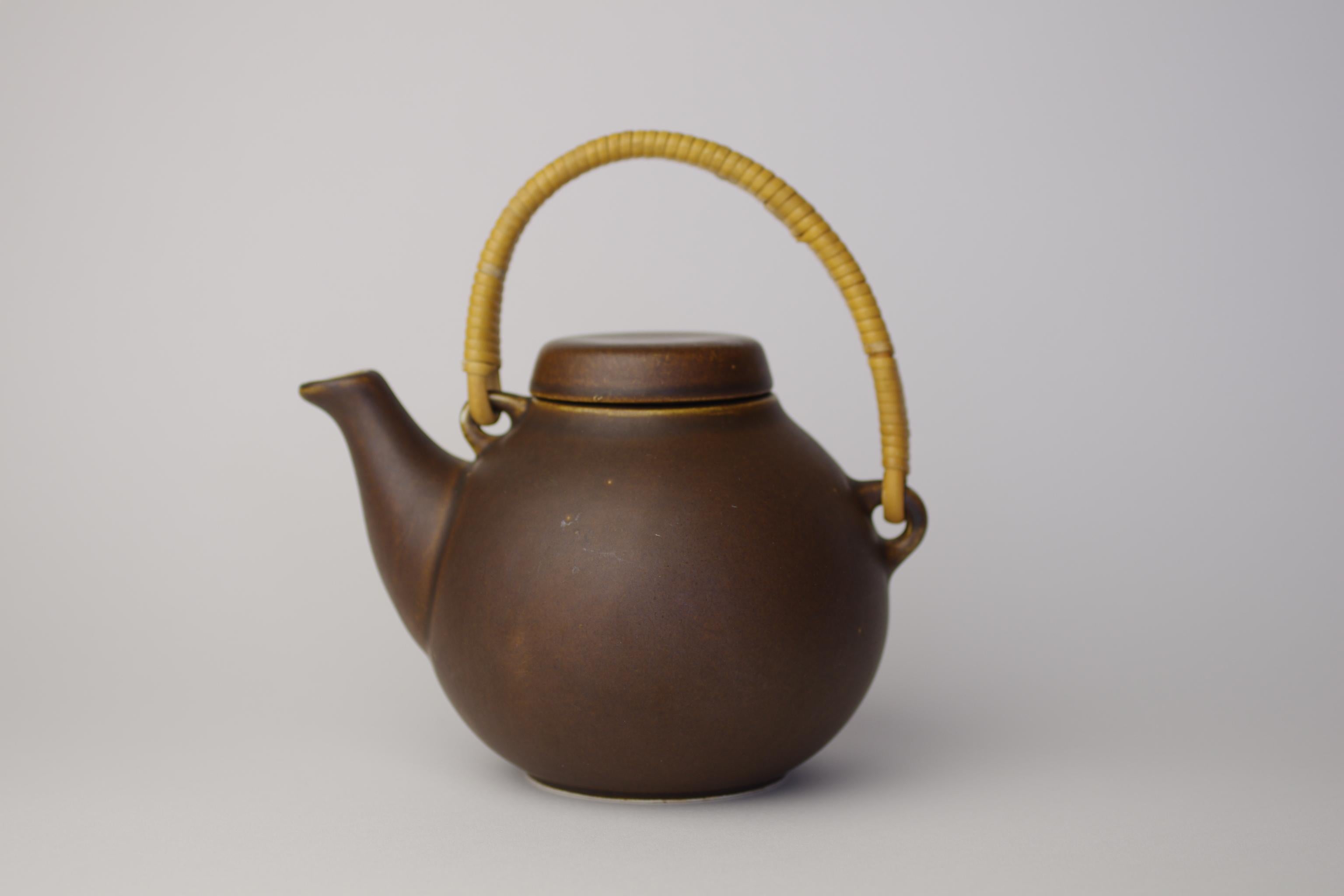 Product Description:
The teapot on offer here has been designed by Ulla Procopé for Arabia. Ulla, who died young at an age of 47, is responsable for a whole series of famous designs at Arabia. Ulla Procopé was the designer of the posthumously