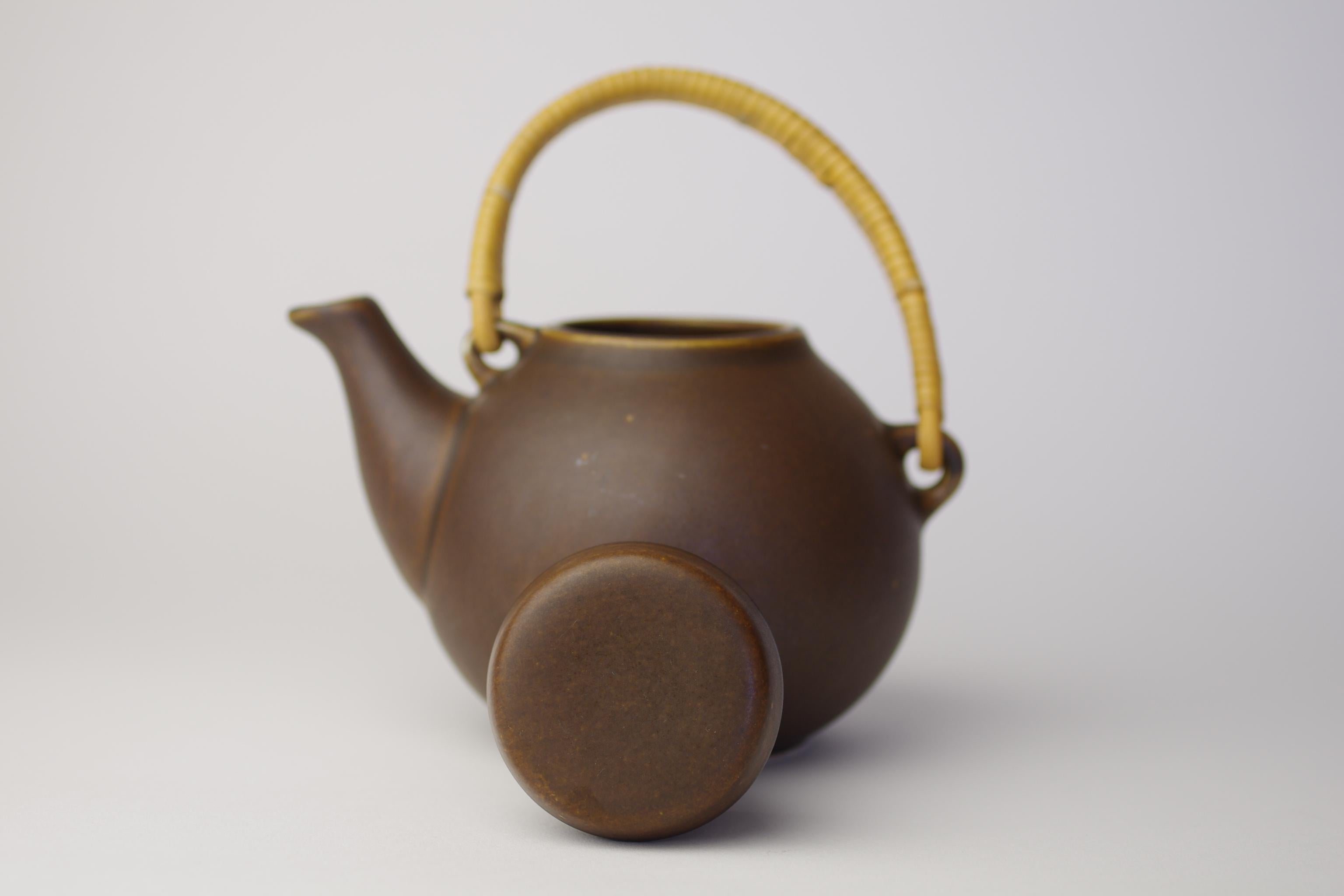 Ulla Procopé, Arabia, Brown Teapot In Good Condition For Sale In MAASTRICHT, LI