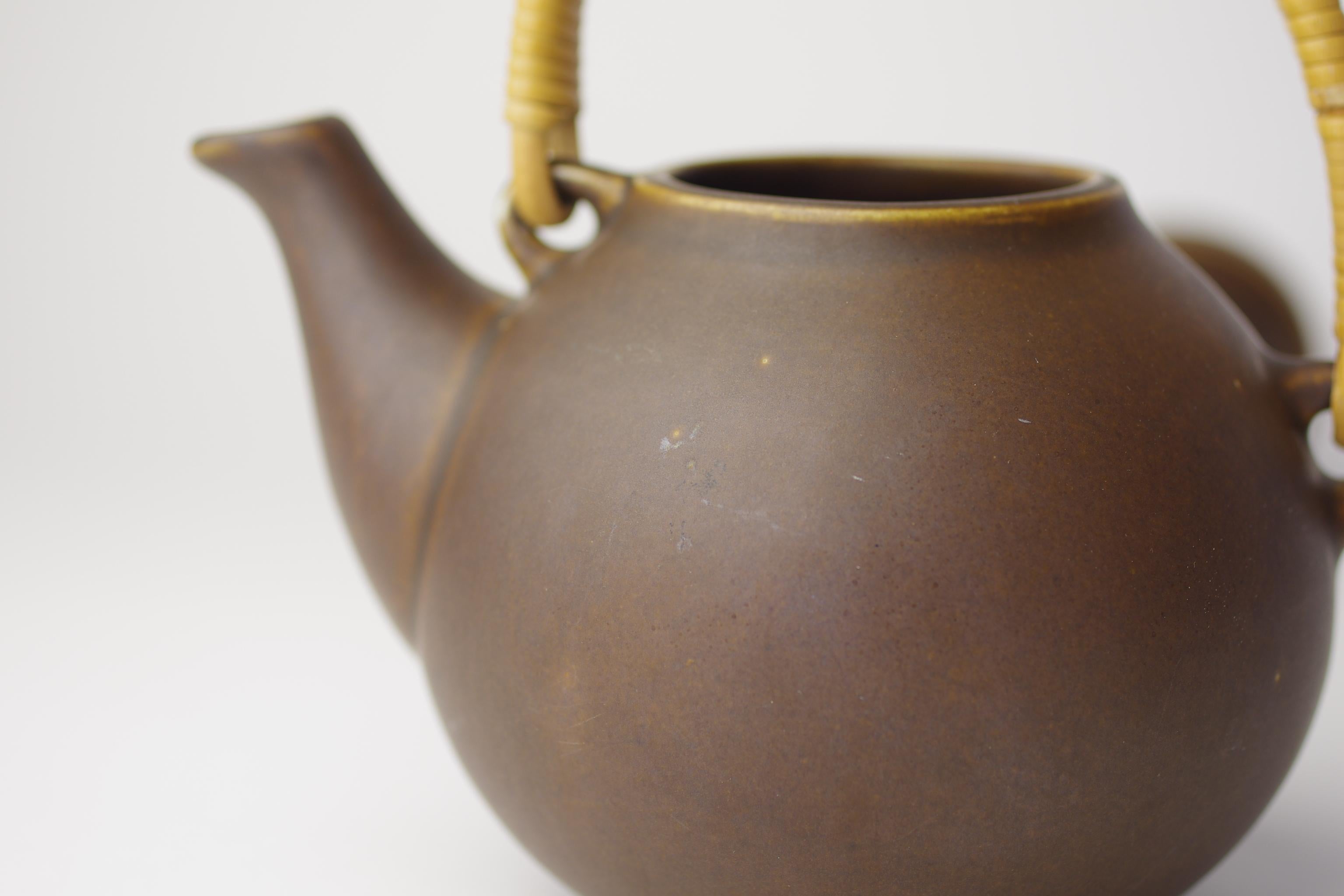 Mid-20th Century Ulla Procopé, Arabia, Brown Teapot For Sale