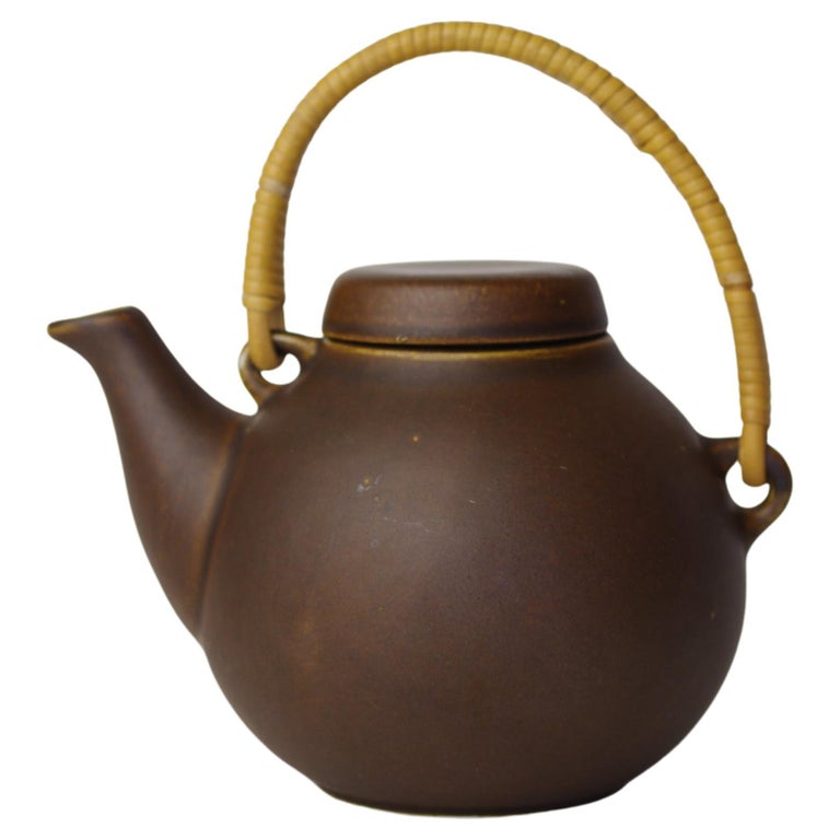 https://a.1stdibscdn.com/ulla-procope-arabia-brown-teapot-for-sale/f_76332/f_343393321684414071749/f_34339332_1684414072267_bg_processed.jpg?width=768