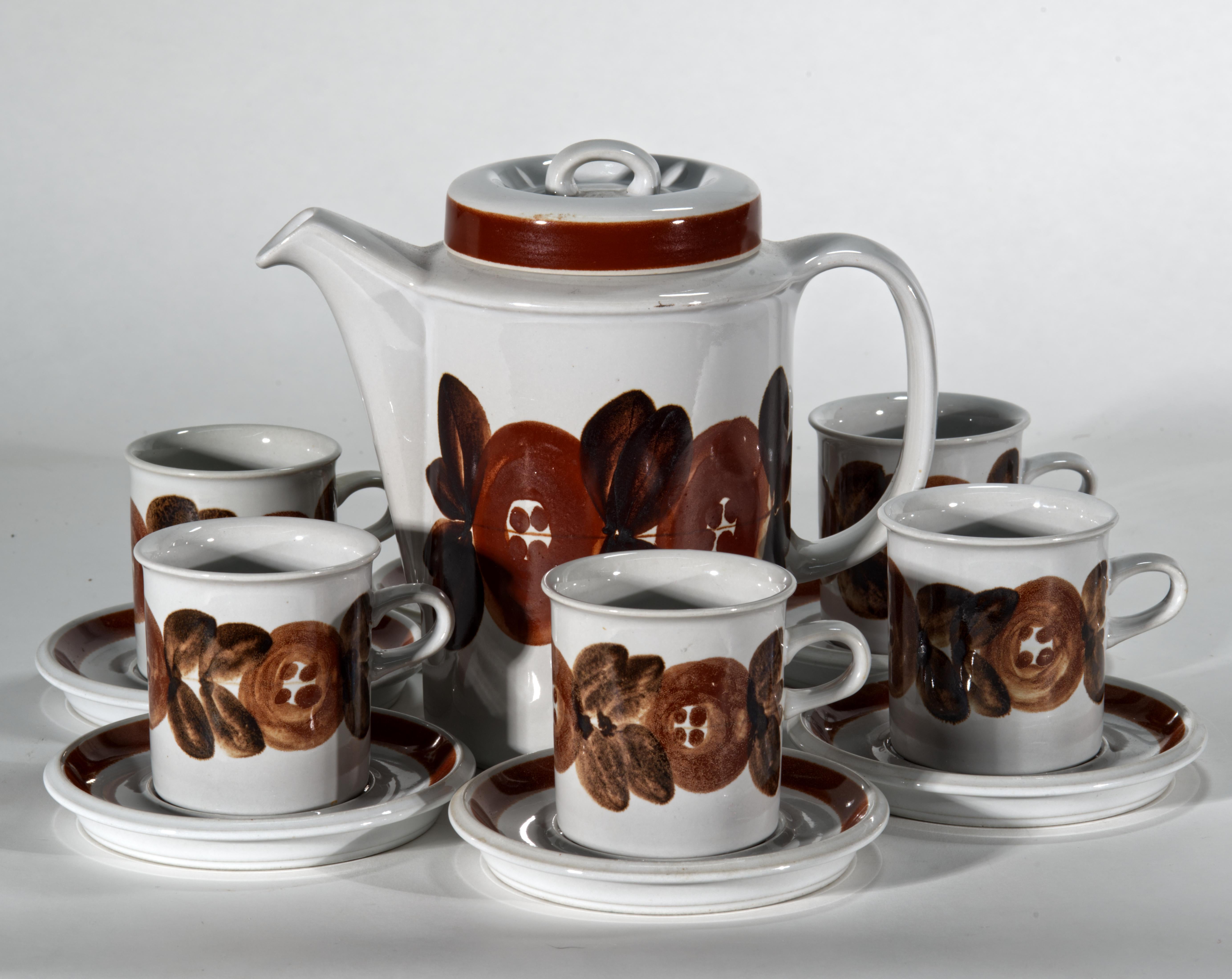 Ensemble Vintage de 6 tasses demitasse plates avec soucoupes et cafetière est décoré de bandes peintes à la main de fleurs et de rayures dans une palette brune. La série Rosmarin a été créée par Ulla Procopé en 1962 ; elle a été produite jusqu'au