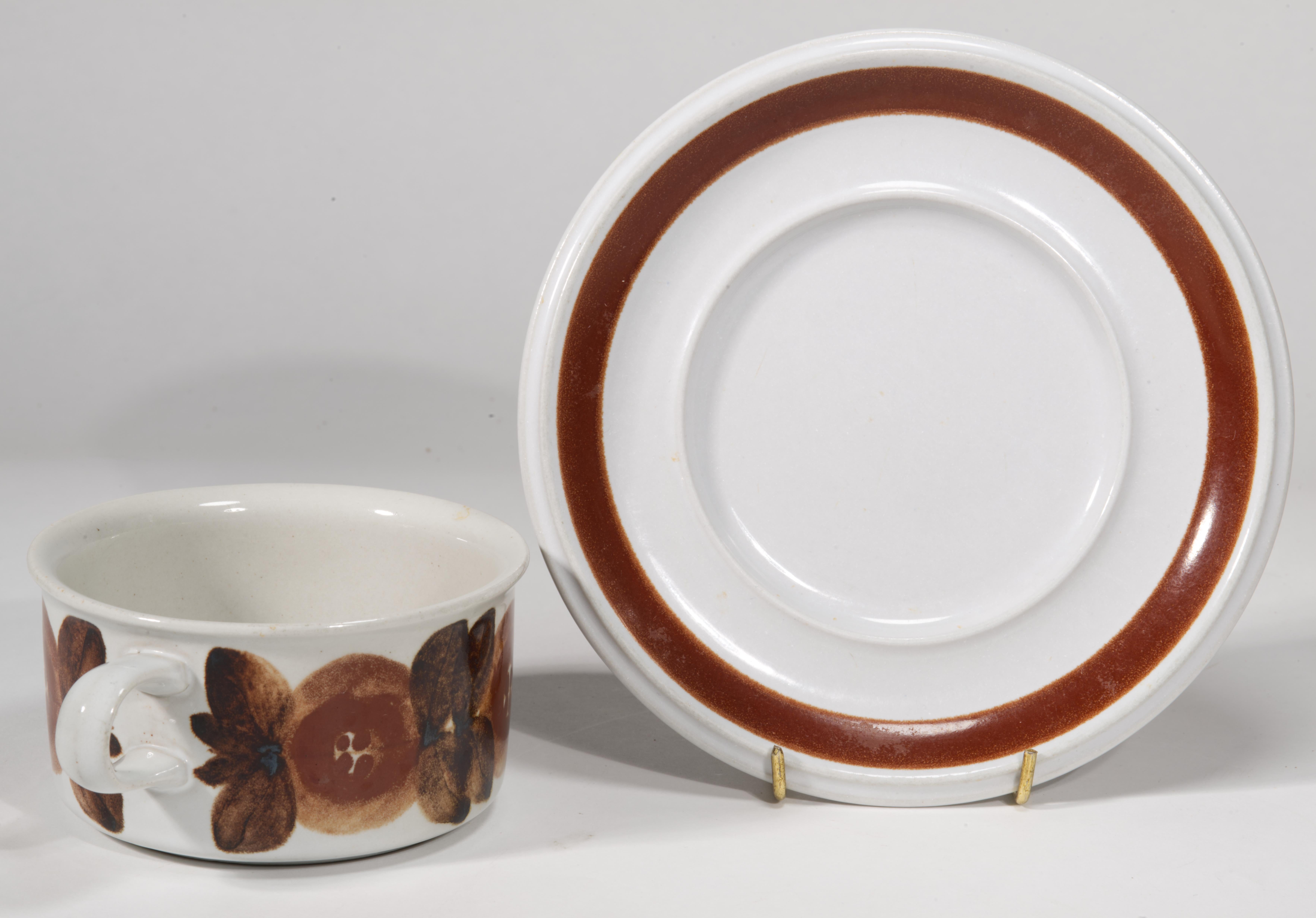 Ulla Procopé for Arabia Rosmarin Tea Service for 4 & Teapot, 1960s In Good Condition For Sale In Clifton Springs, NY